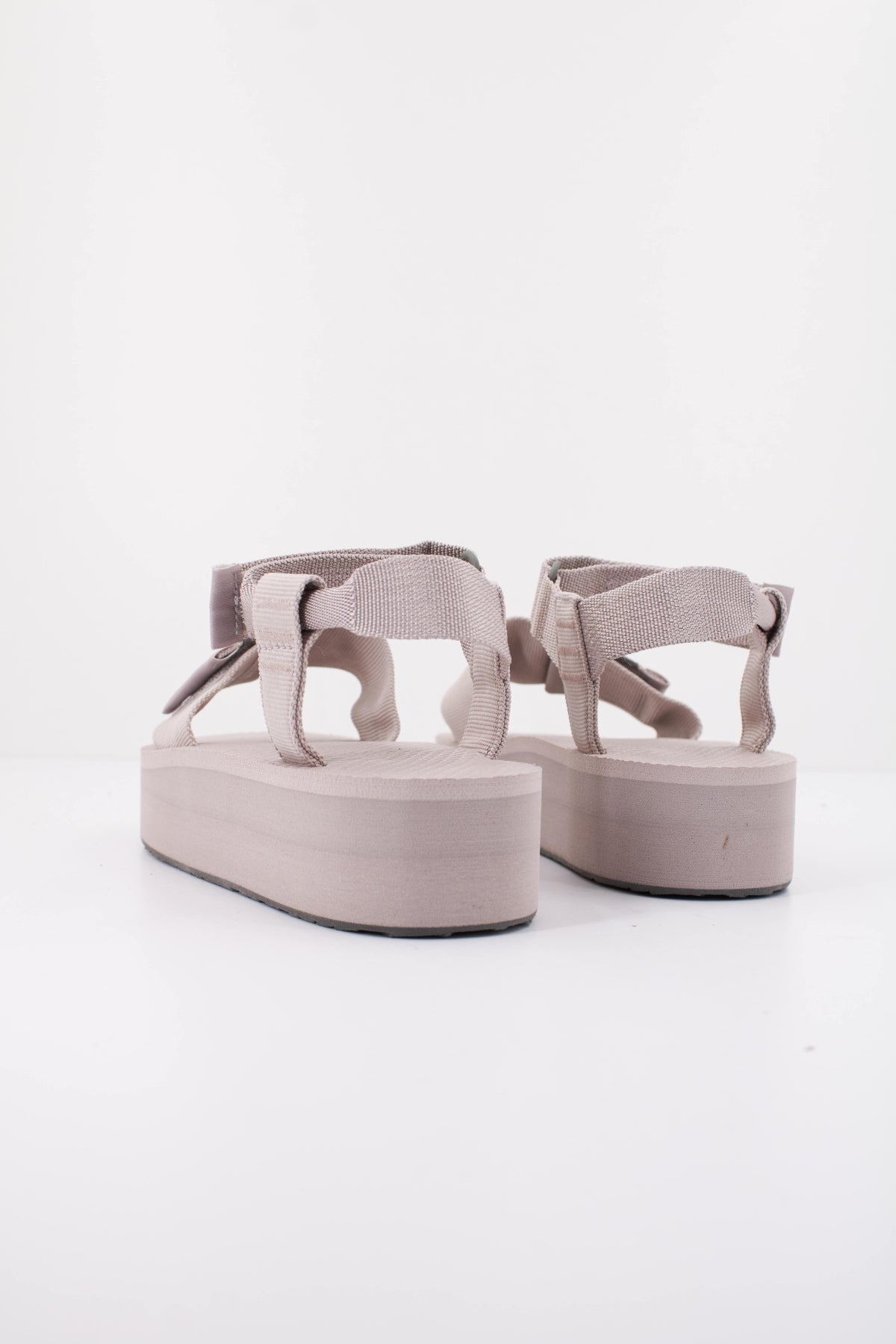 THE NORTH FACE W SKEENA PLATFORM MOON en color GRIS (4)