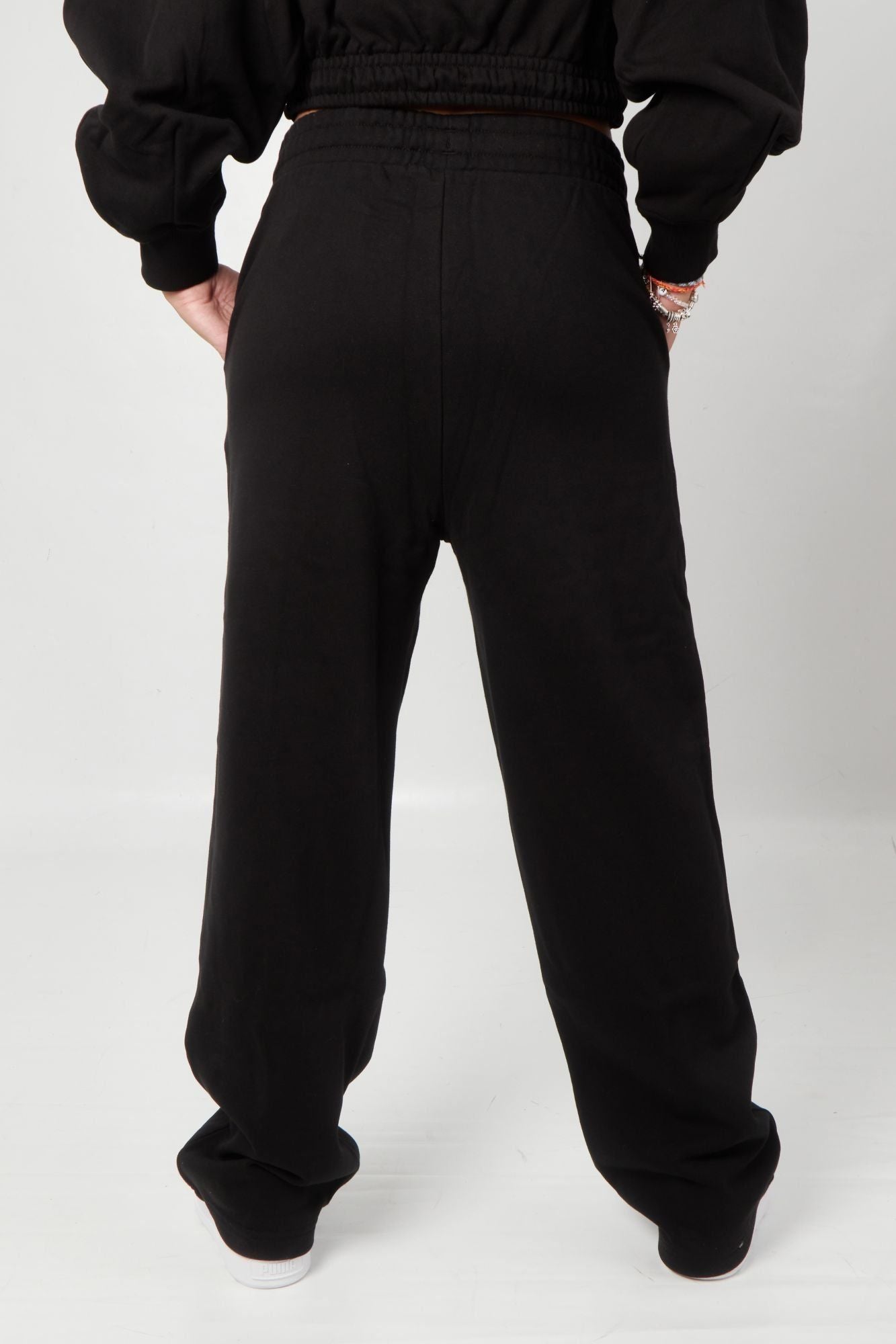 PUMA STRAIGT SWEATPAN en color NEGRO (3)