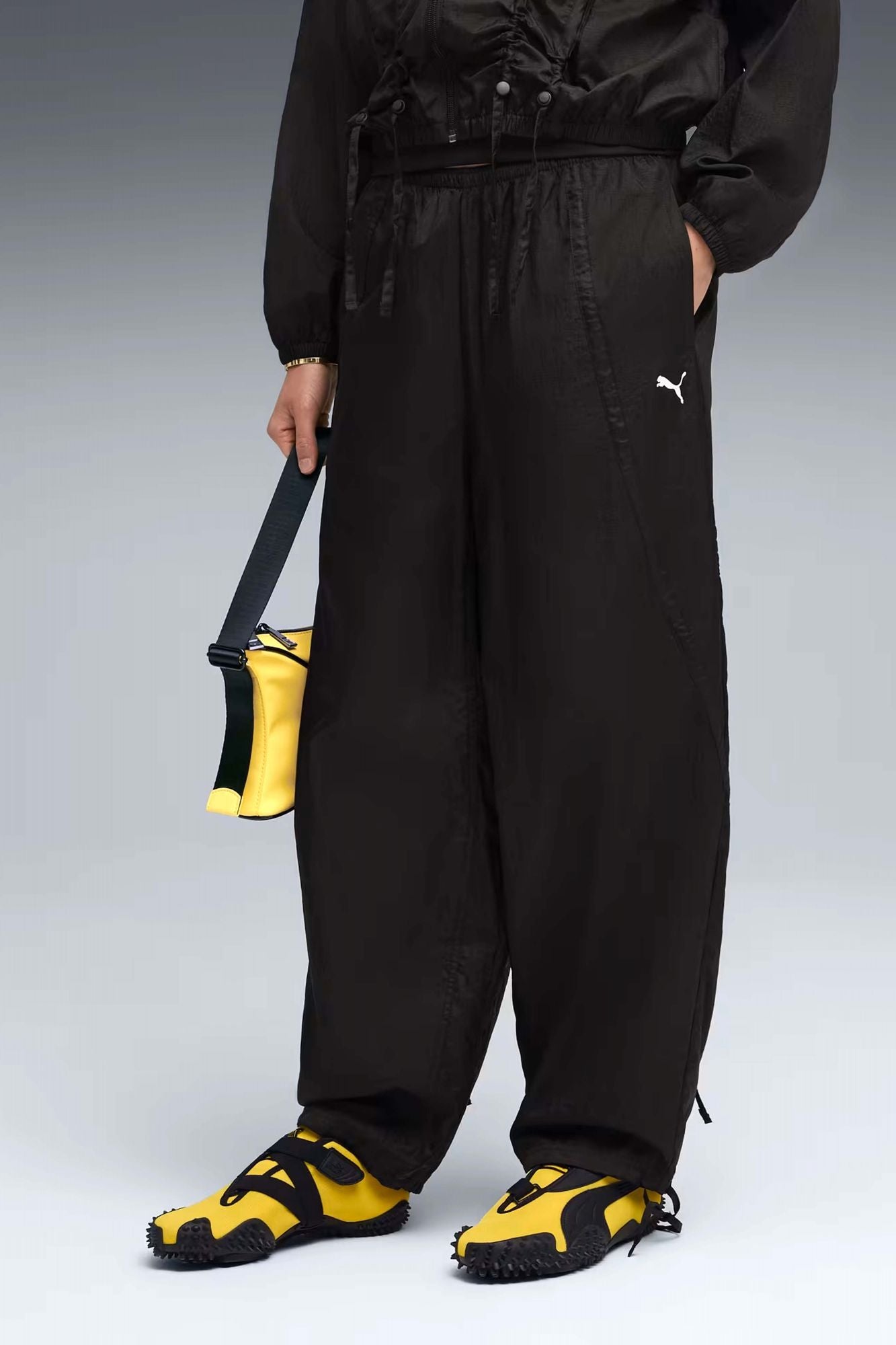 PUMA  DARE TO WOVEN PANTS  en color NEGRO (1)