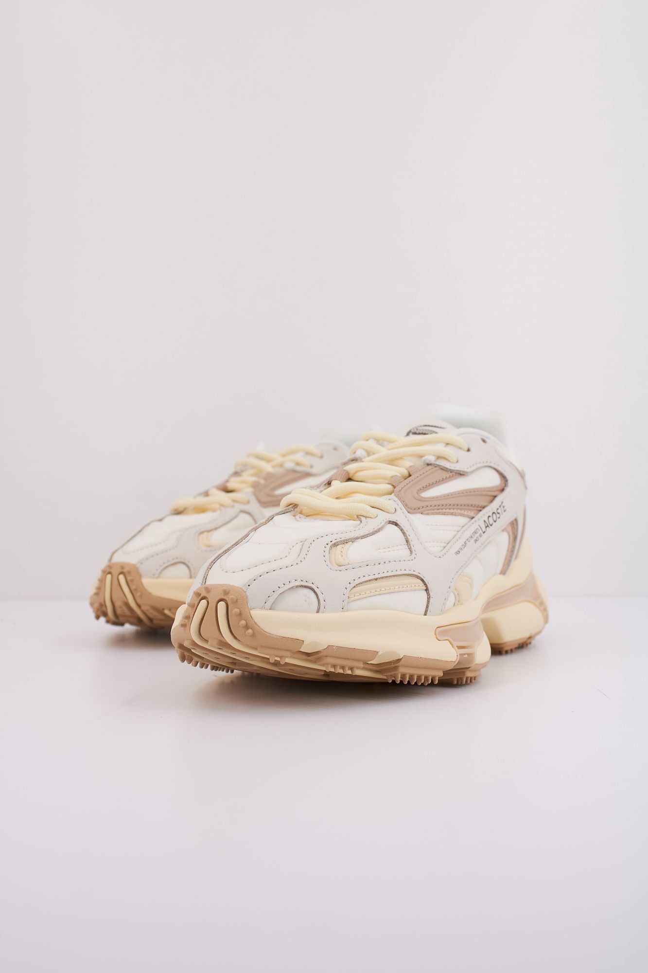 LACOSTE  L003 2K24 en color BEIS (2)