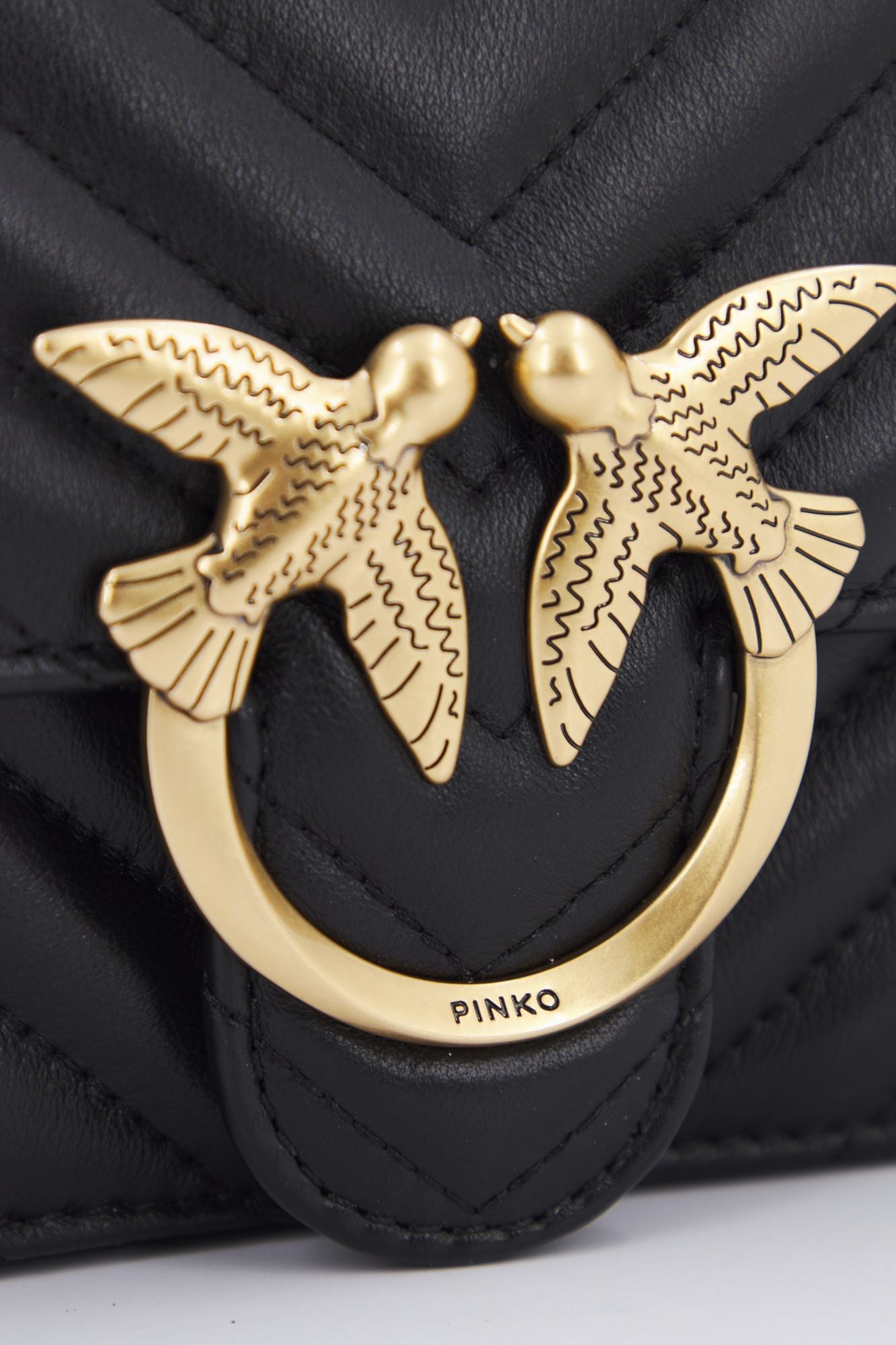 PINKO  LOVE MINI ICON CHEVRON en color NEGRO (4)