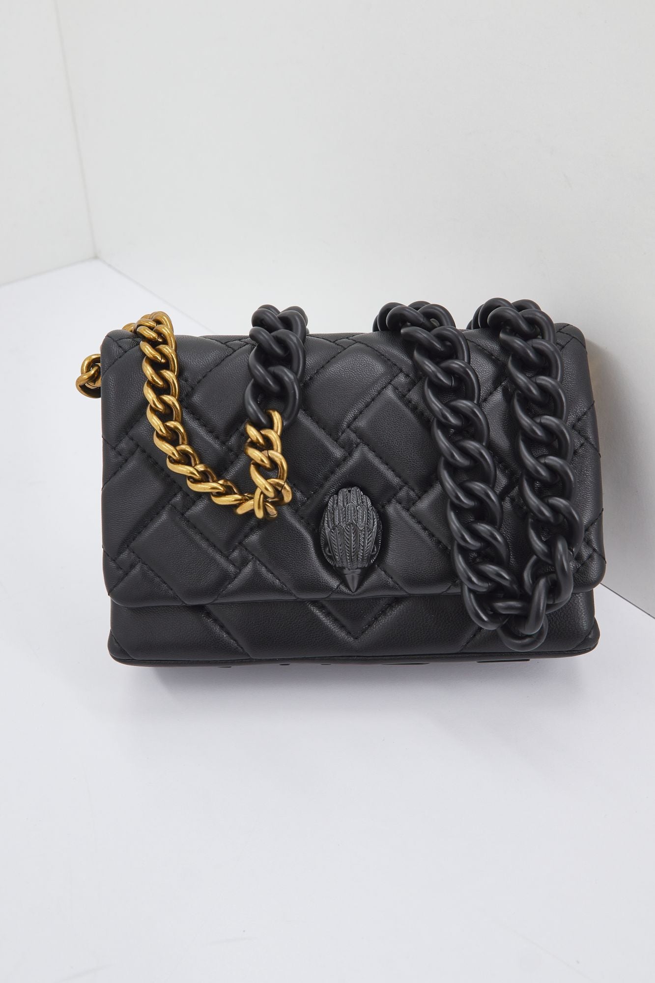 KURT GEIGER LONDON  MINI KENSINGTON FLAP en color NEGRO (1)