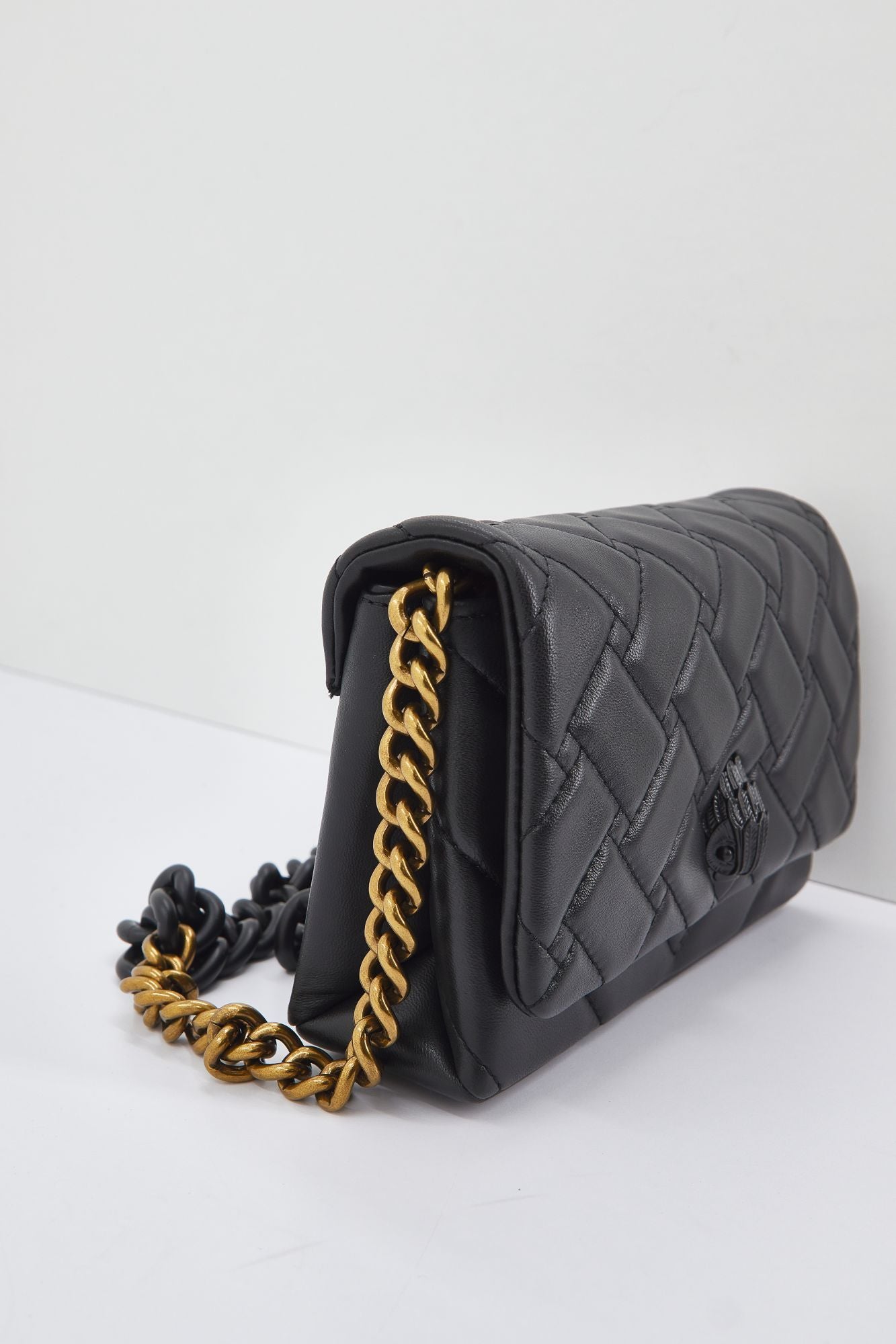 KURT GEIGER LONDON  MINI KENSINGTON FLAP en color NEGRO (2)