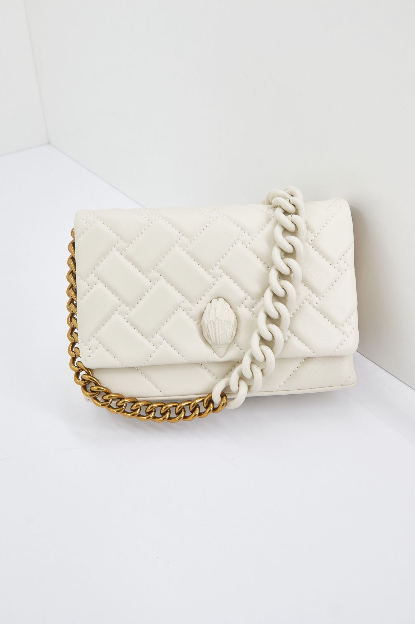 KURT GEIGER LONDON  MINI KENSINGTON FLAP en color BEIS (1)