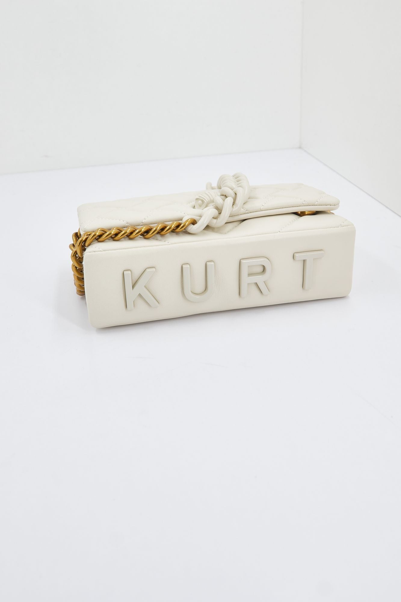 KURT GEIGER LONDON  MINI KENSINGTON FLAP en color BEIS (3)