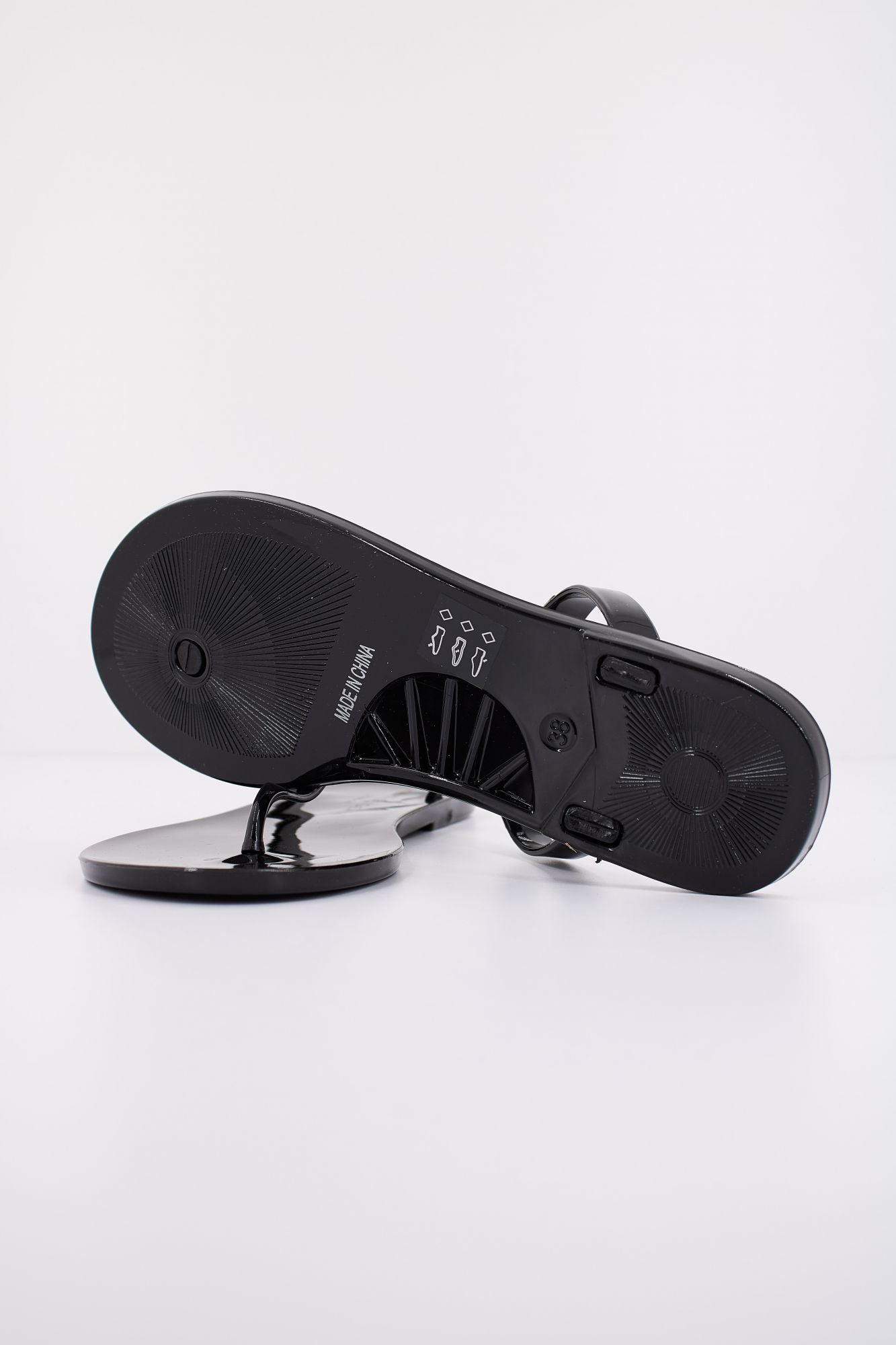 KURT GEIGER LONDON MADDISON T-BAR en color NEGRO (4)