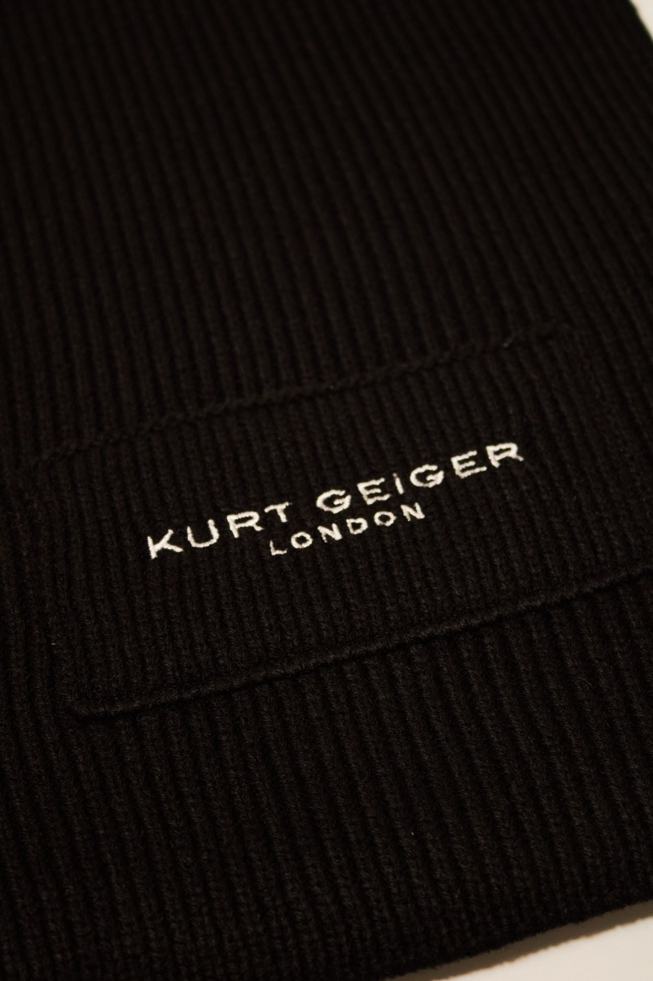 KURT GEIGER LONDON KGL KNITTED SCARF en color NEGRO (4)