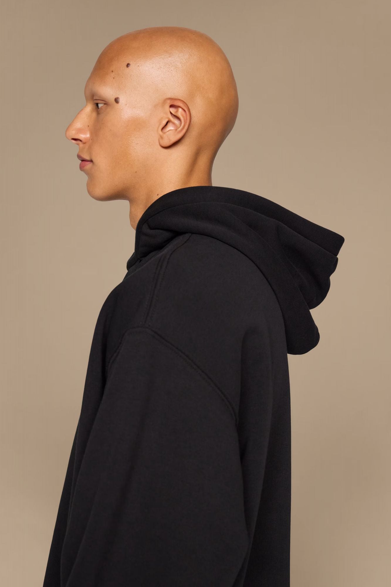 ON RUNNING  CLUB HOODIE en color NEGRO (2)