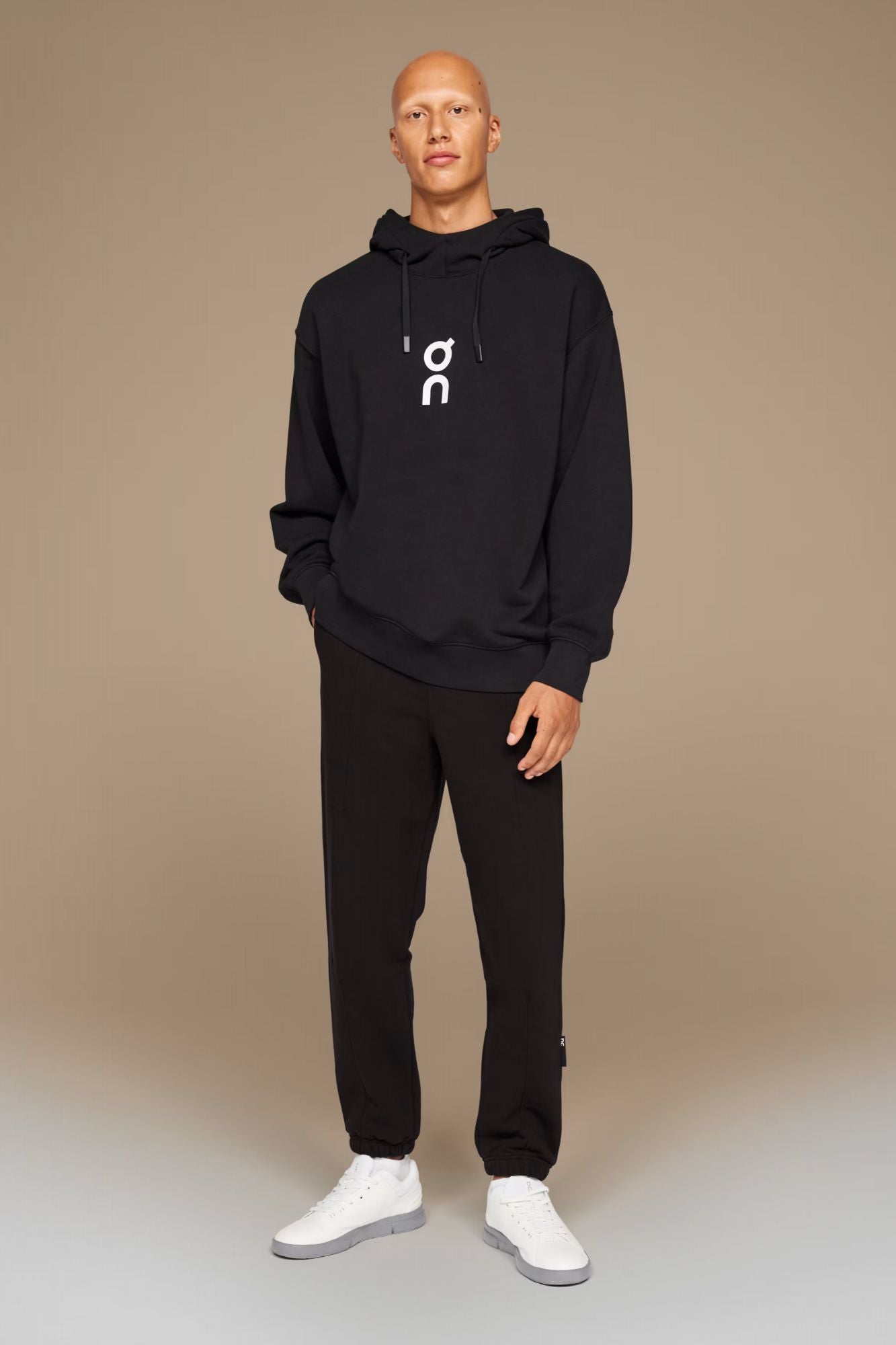 ON RUNNING  CLUB HOODIE en color NEGRO (4)