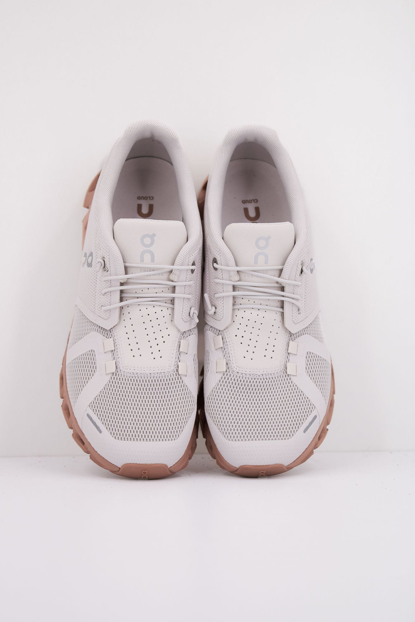 ON RUNNING CLOUD 5 en color BEIS (3)