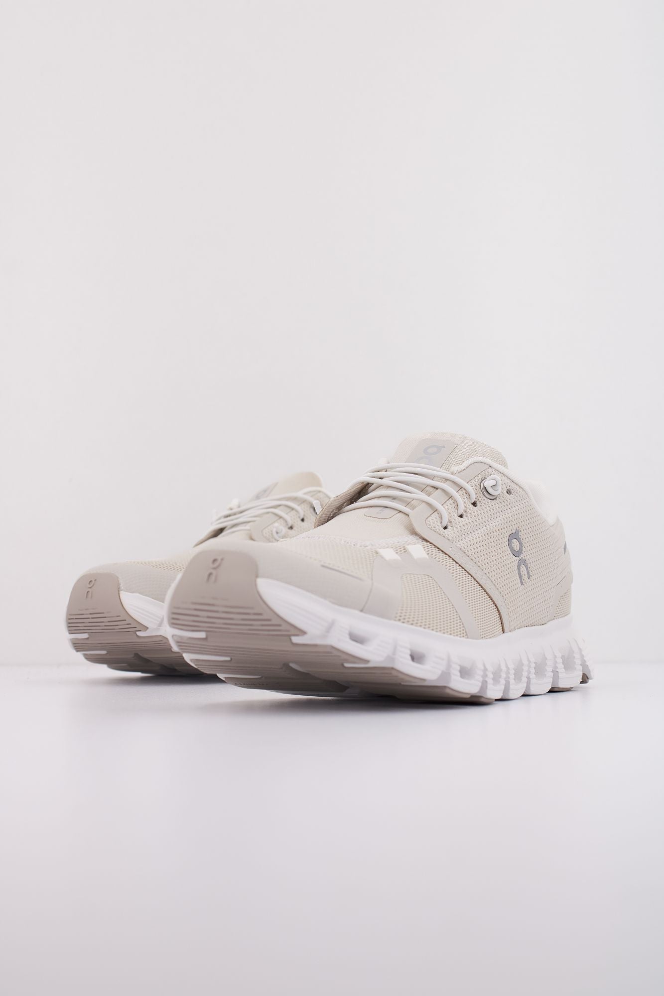 ON RUNNING CLOUD 6 en color MARRON CLARO (2)