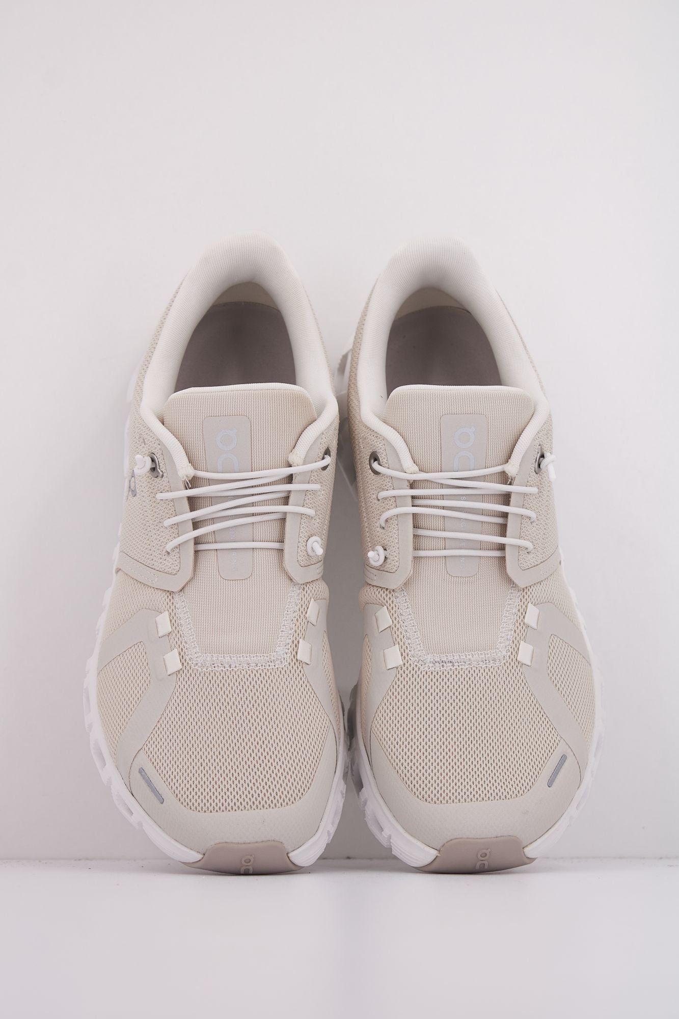ON RUNNING CLOUD 6 en color MARRON CLARO (3)