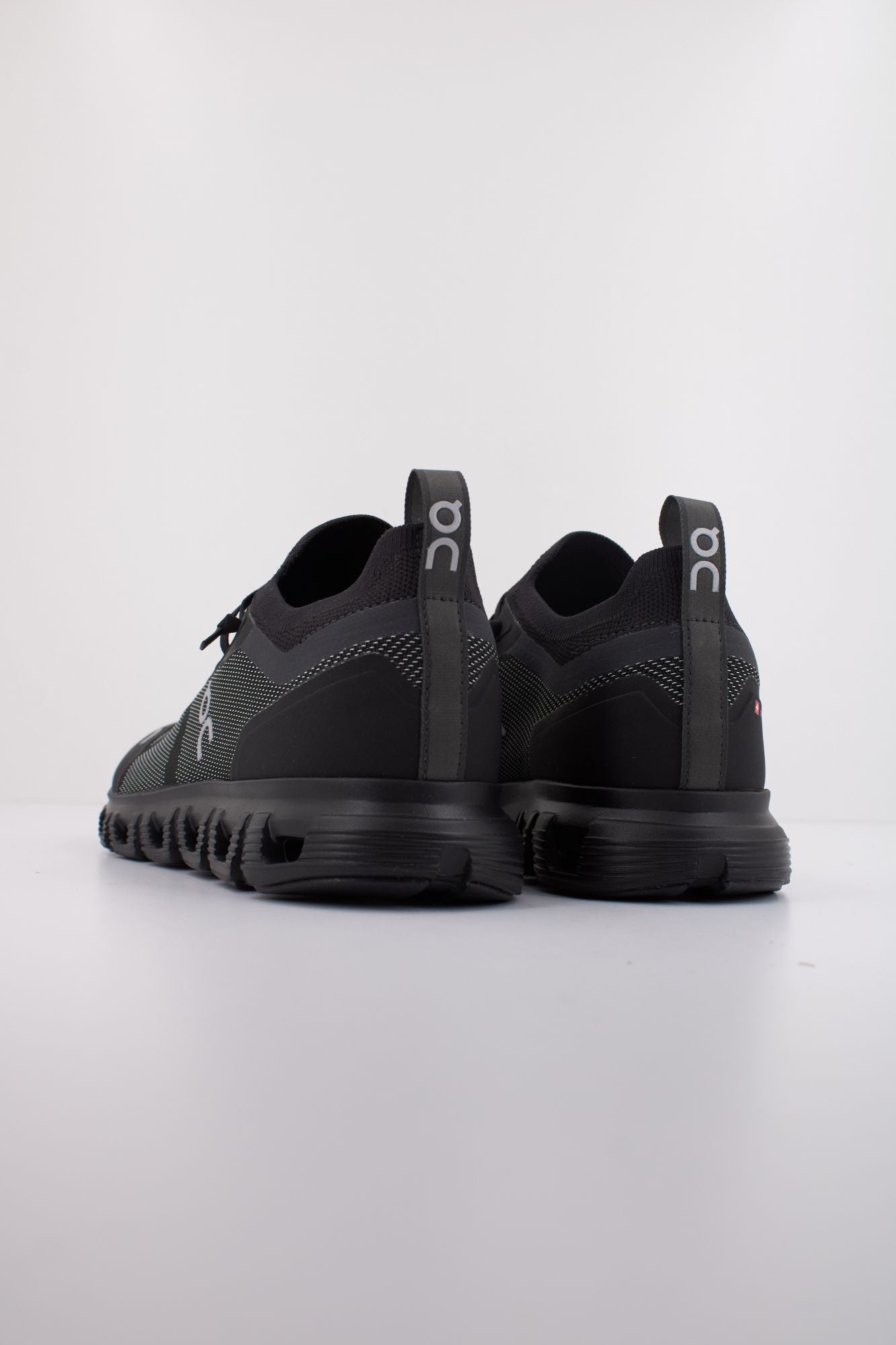 ON RUNNING CLOUD 6 VERSA en color NEGRO (4)