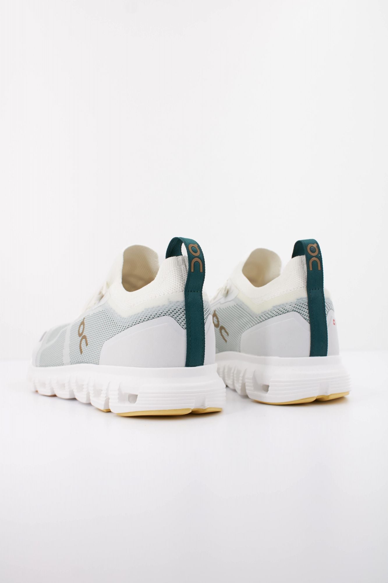 ON RUNNING CLOUD 6 VERSA en color VERDE (4)