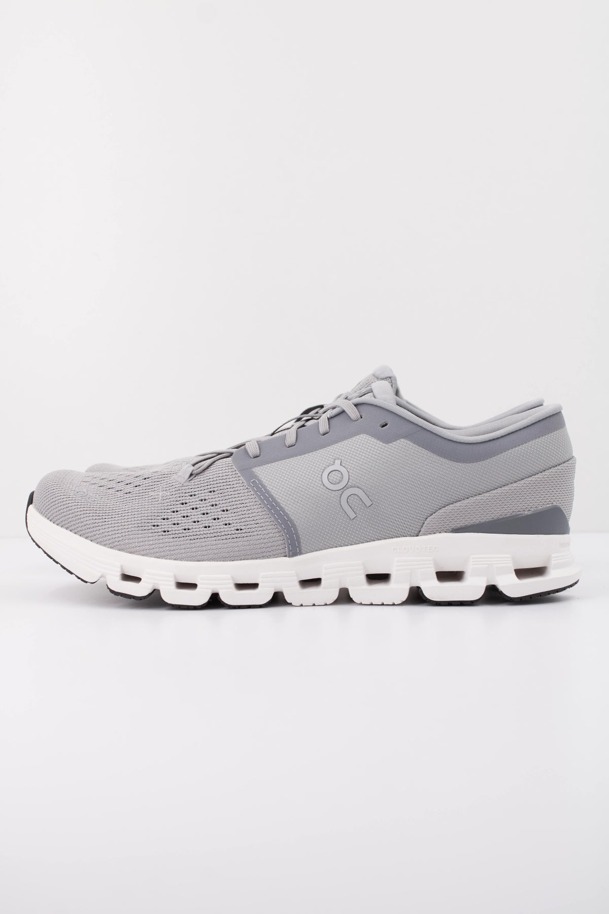 ON RUNNING CLOUD X 4 M en color GRIS (1)