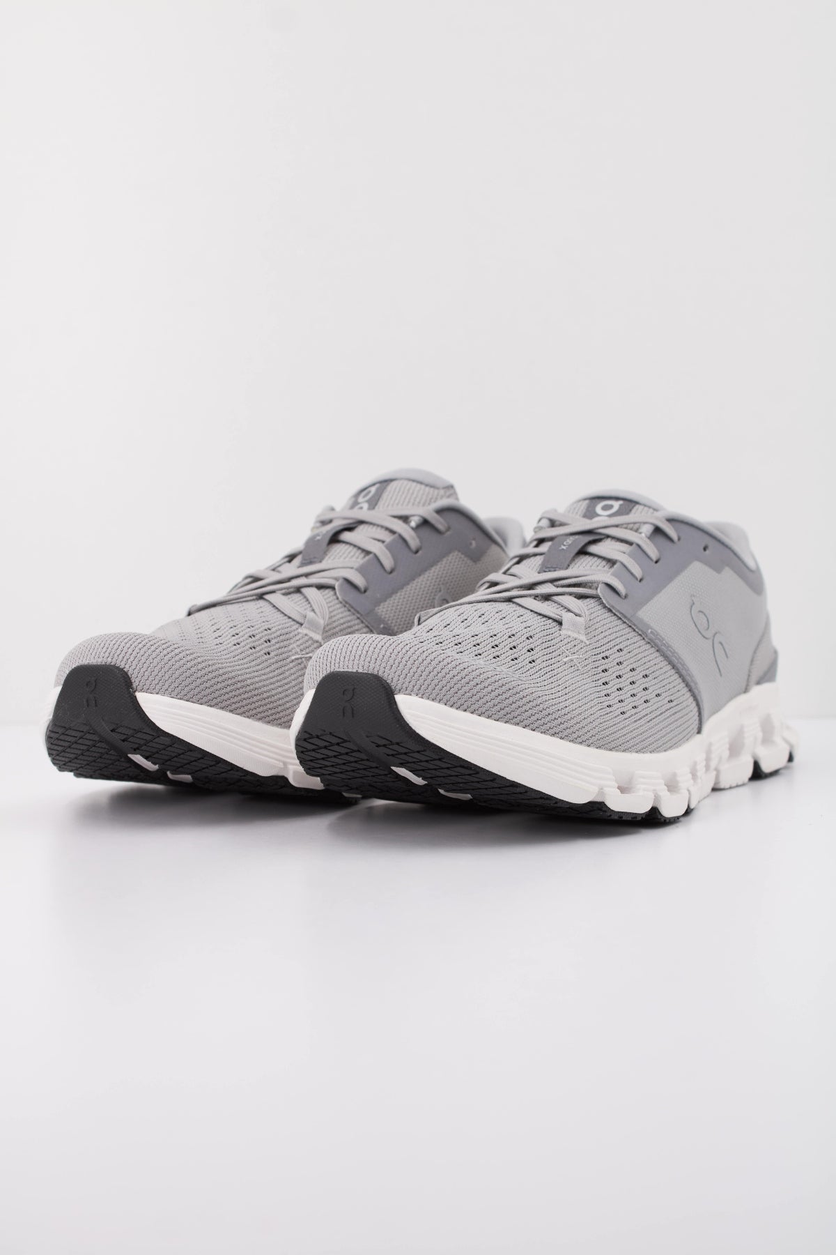ON RUNNING CLOUD X 4 M en color GRIS (2)