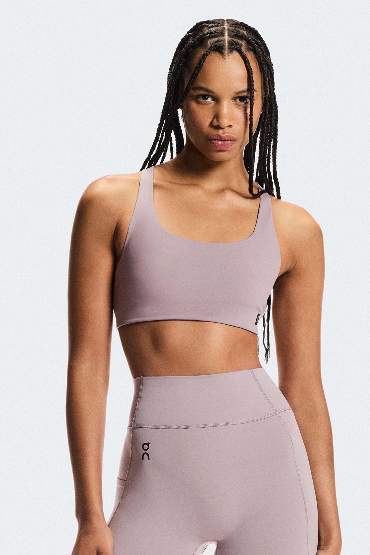ON RUNNING STUDIO BRA W en color VIOLETA (1)
