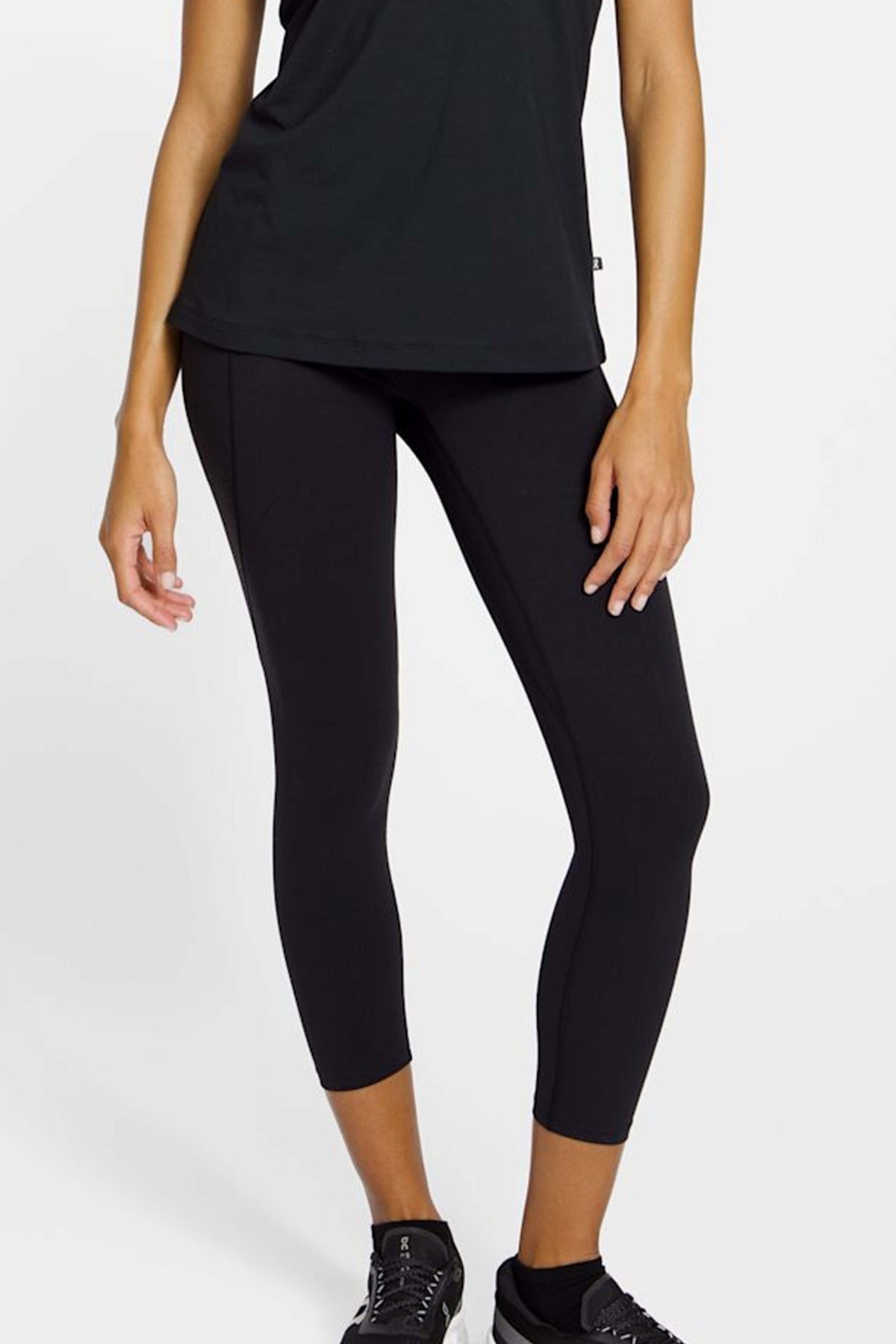 ON RUNNING STUDIO TIGHTS 7/8 W en color NEGRO (3)