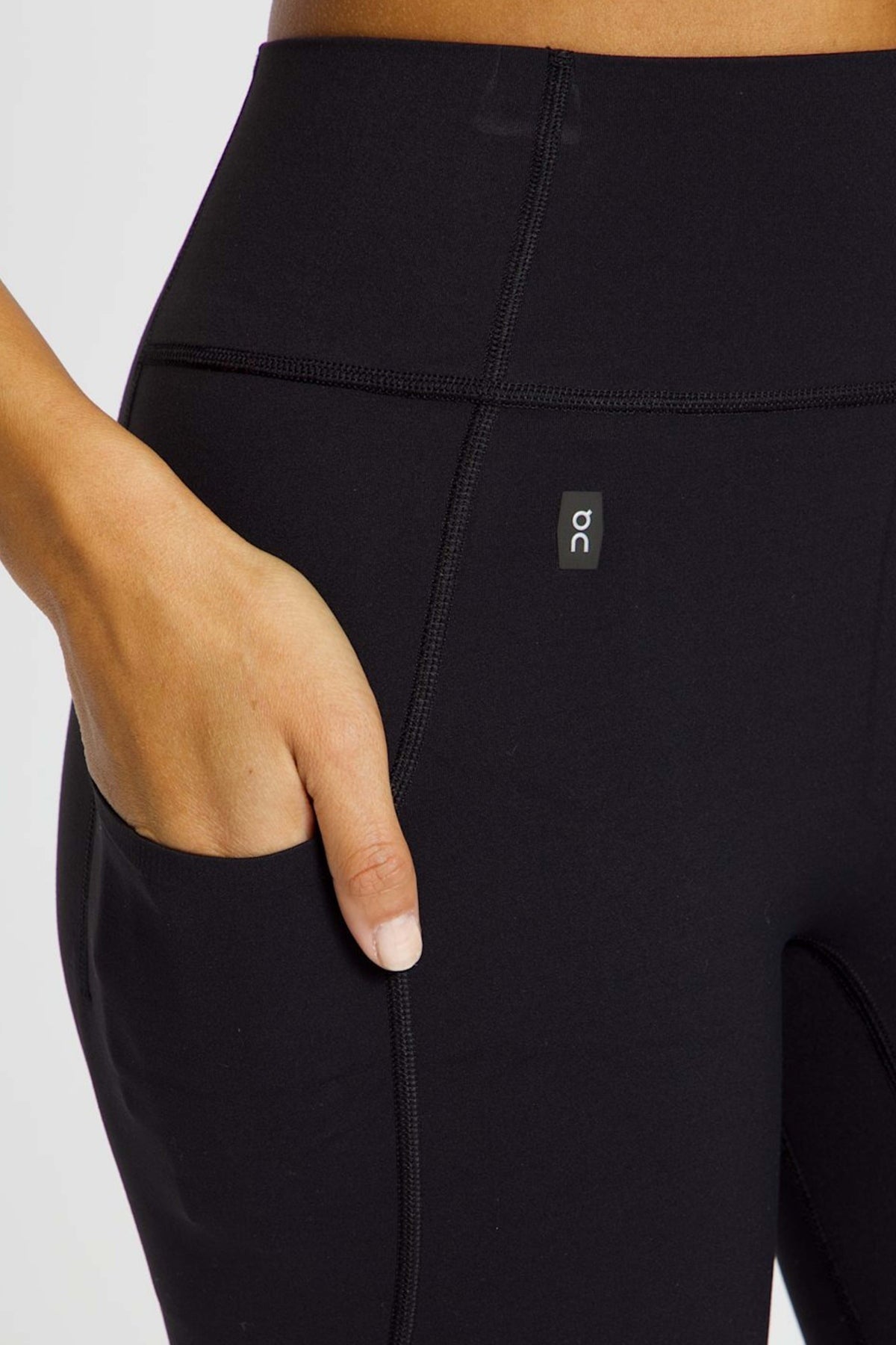 ON RUNNING STUDIO TIGHTS 7/8 W en color NEGRO (4)