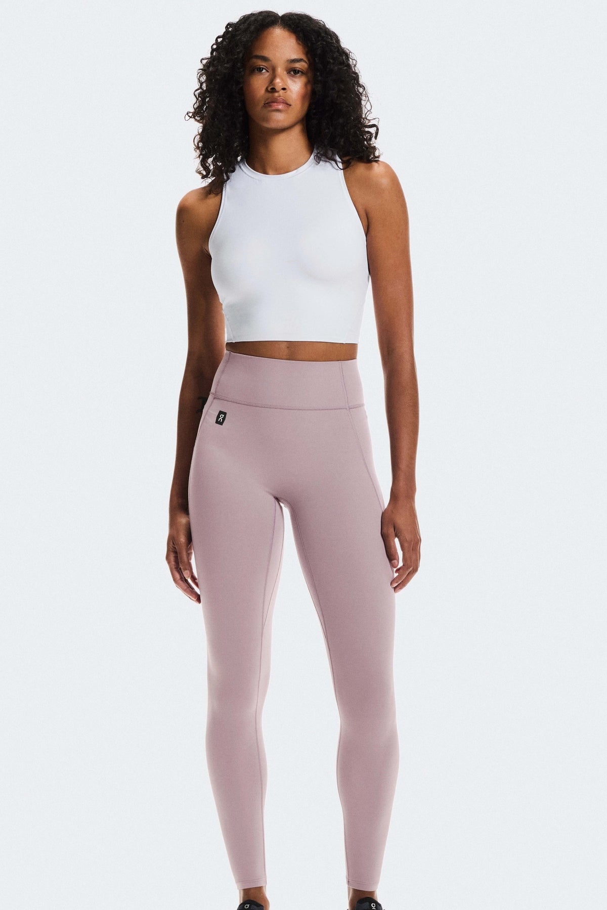 ON RUNNING  STUDIO TIGHTS 7/8 W  en color VIOLETA (1)
