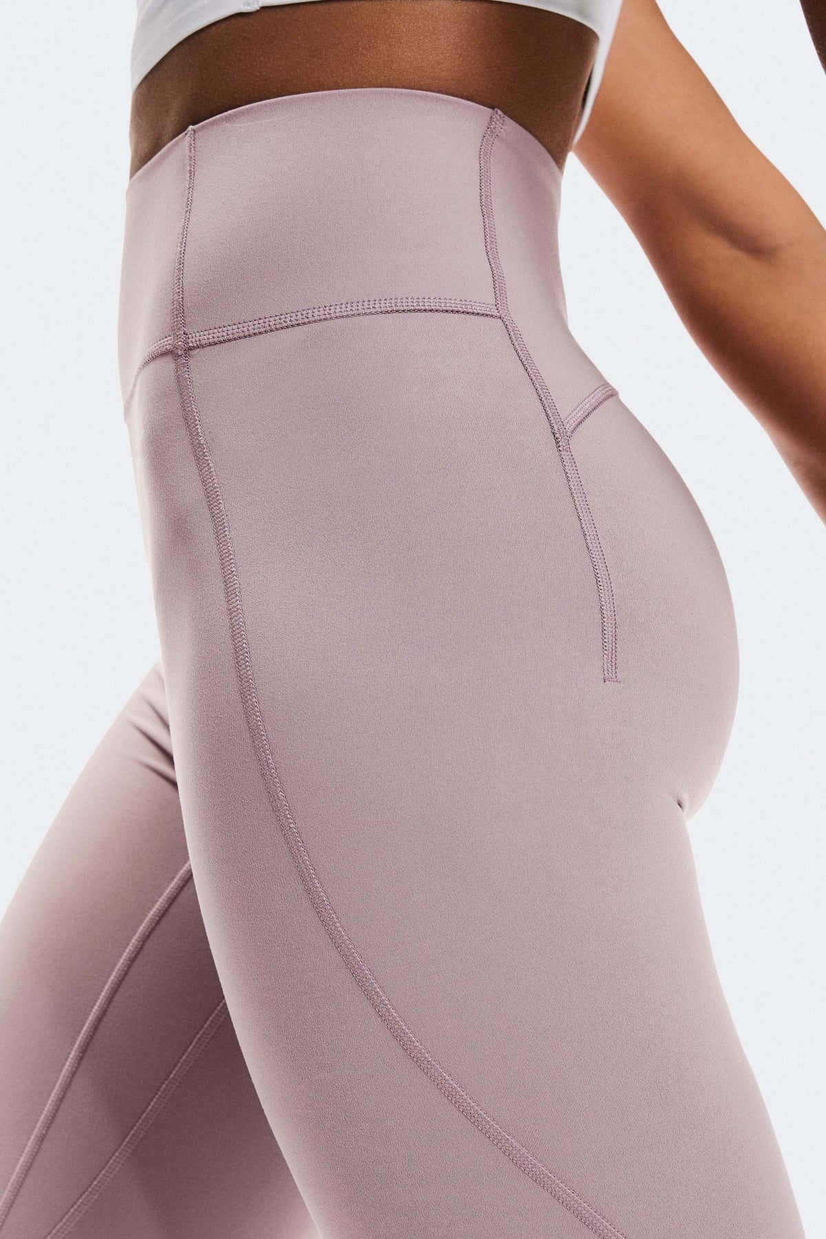ON RUNNING  STUDIO TIGHTS 7/8 W  en color VIOLETA (4)