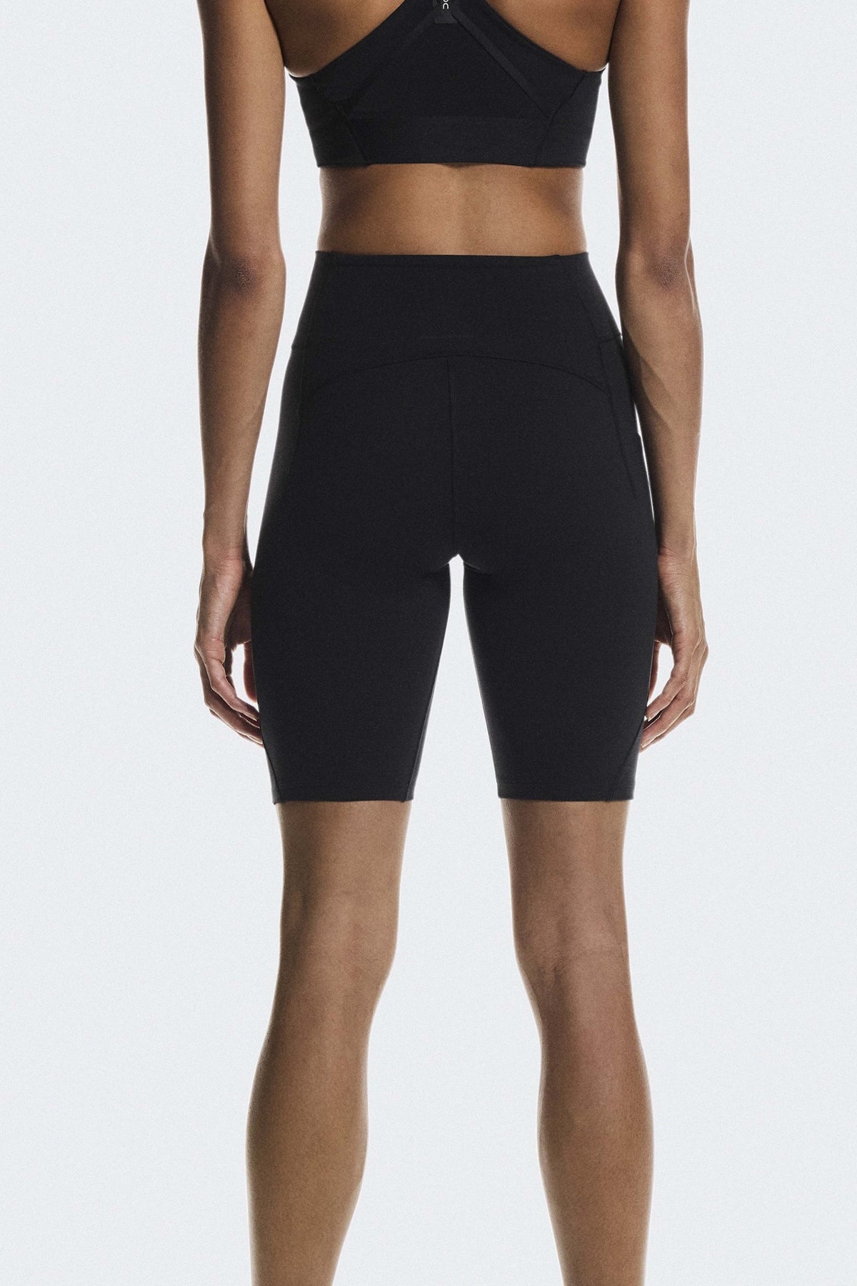 ON RUNNING STUDIO TIGHTS SHORT W en color NEGRO (2)