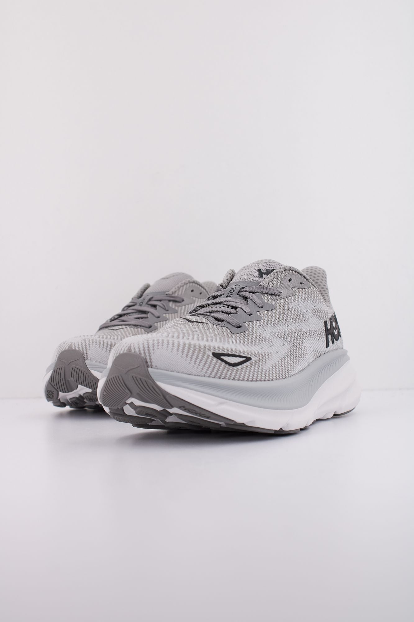 HOKA CLIFTON 9 en color GRIS (2)