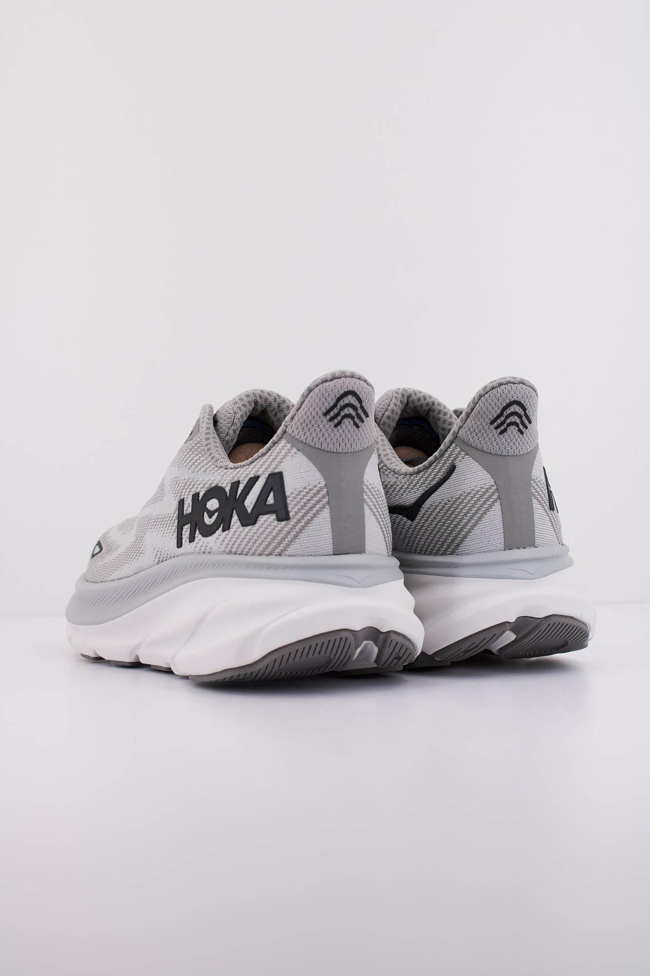 HOKA CLIFTON 9 en color GRIS (4)