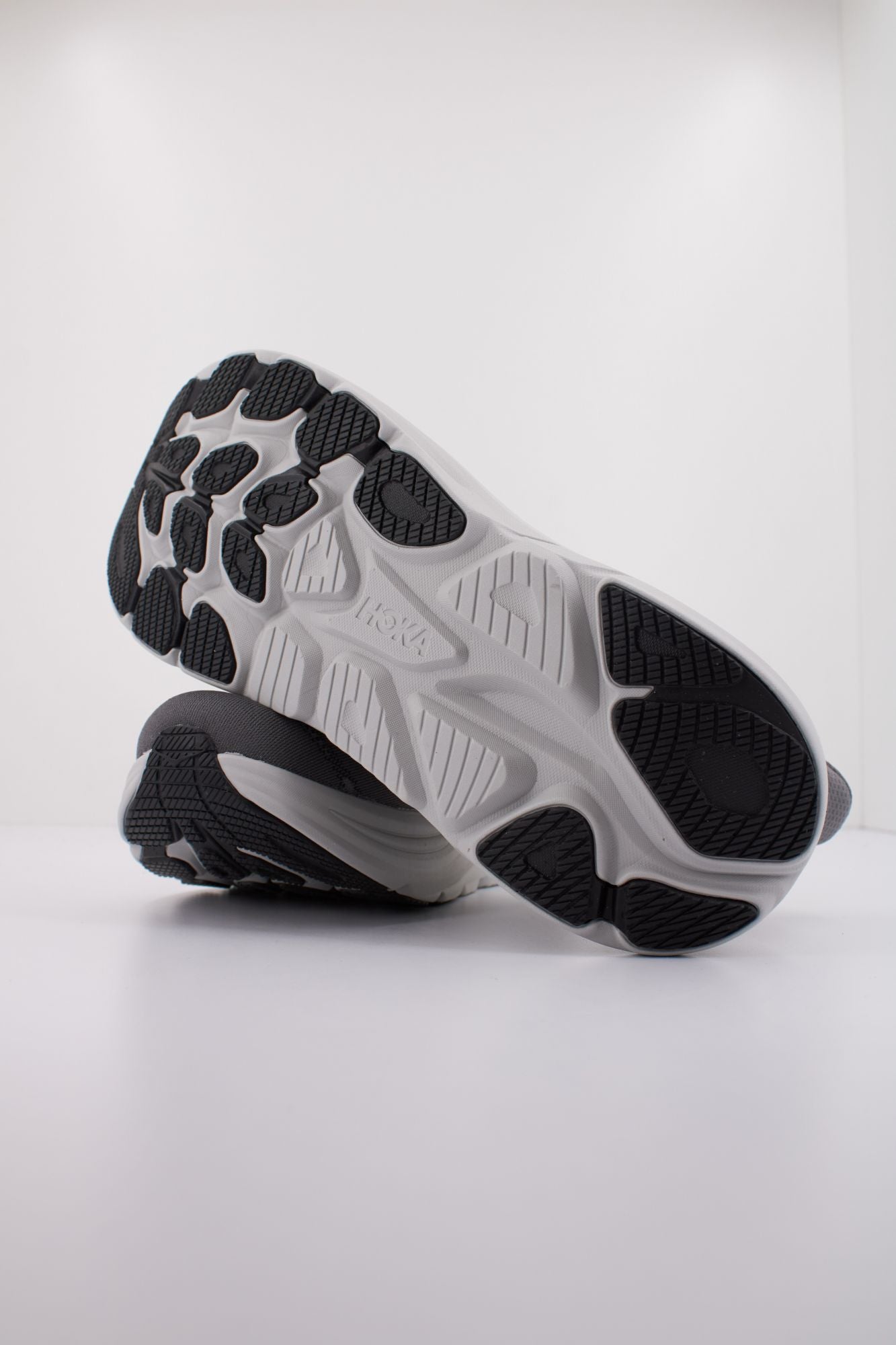 HOKA CLIFTON 10 en color GRIS (5)