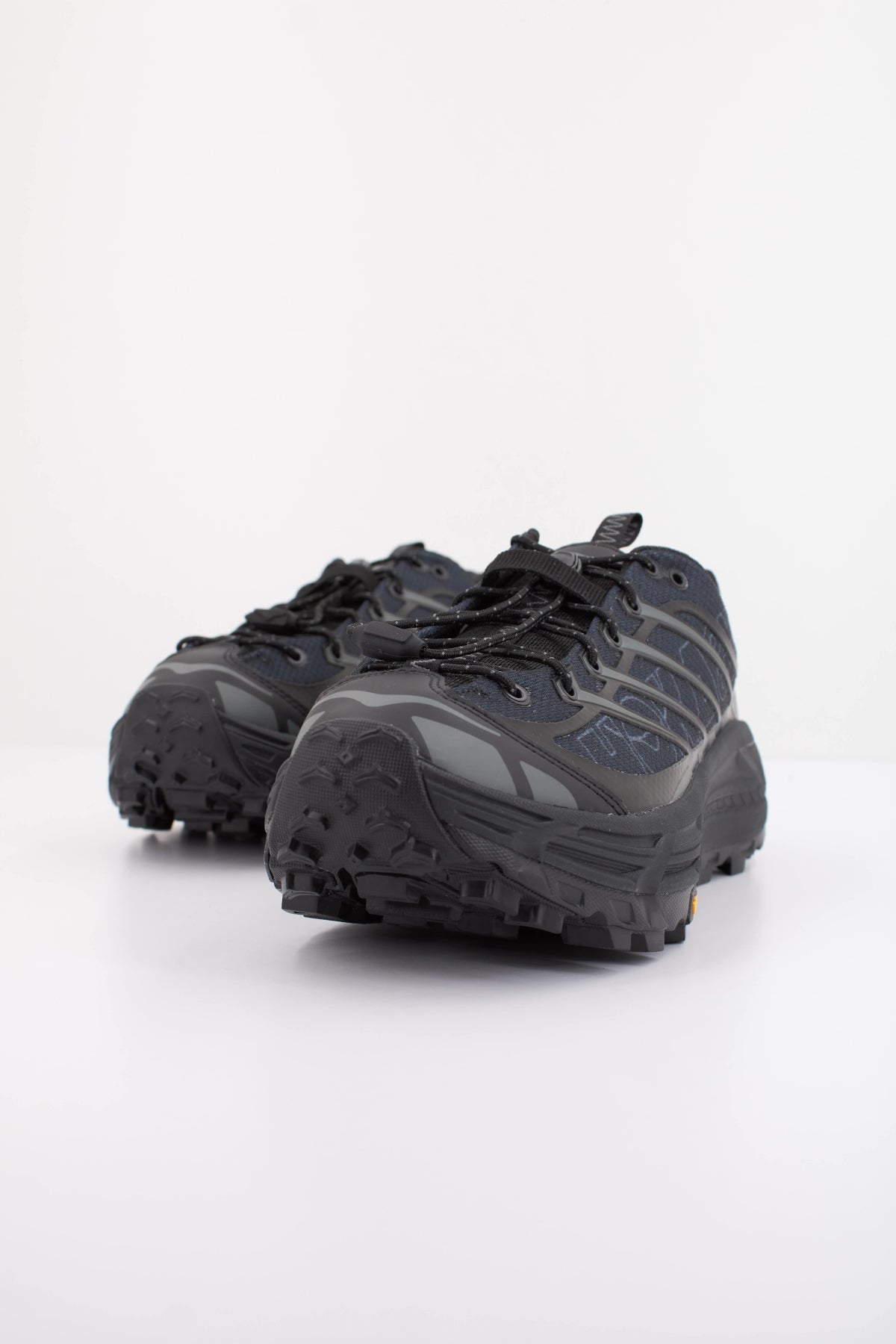 HOKA  U MAFATE THREE2  en color NEGRO (2)