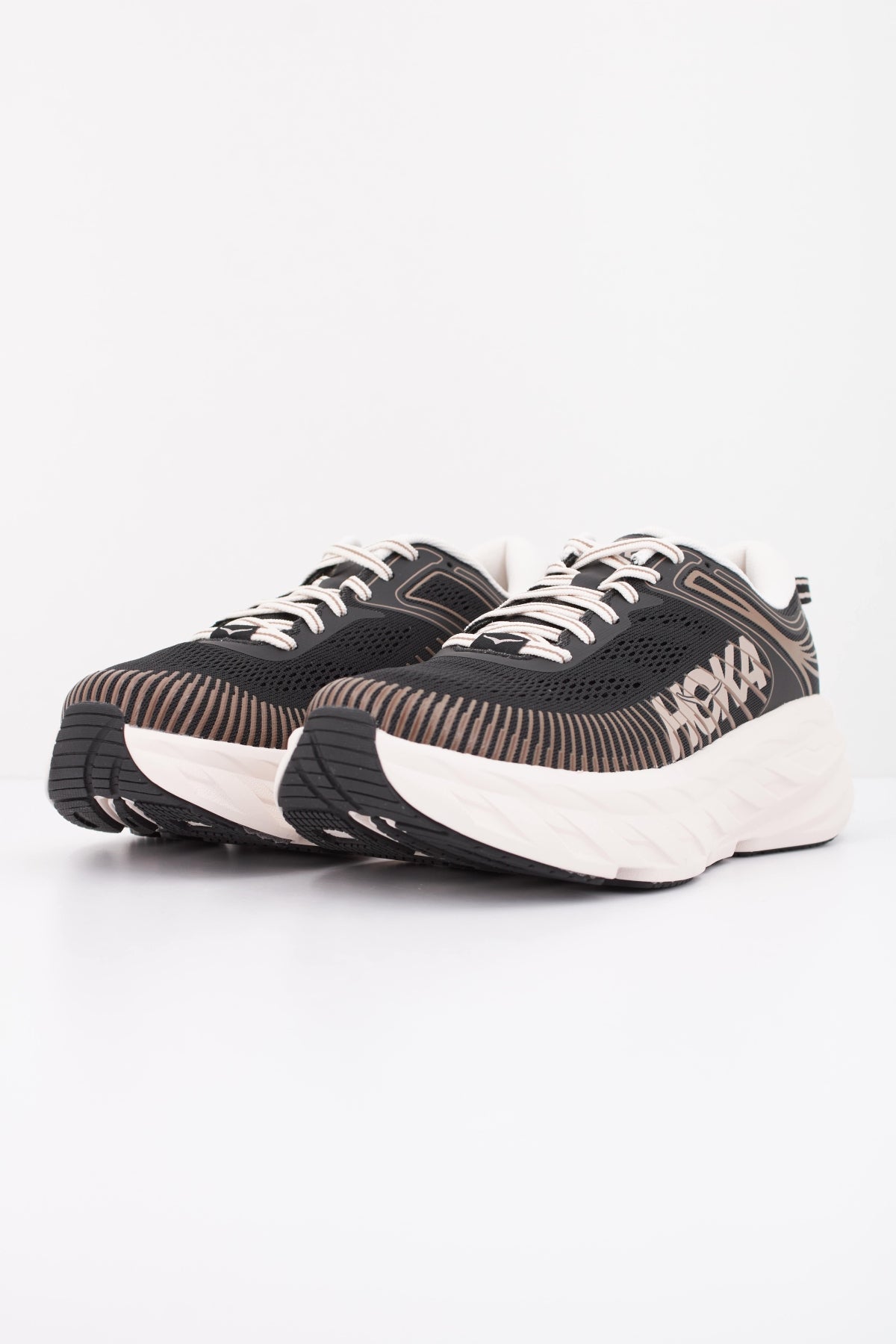 HOKA  W BONDI 7  en color NEGRO (2)