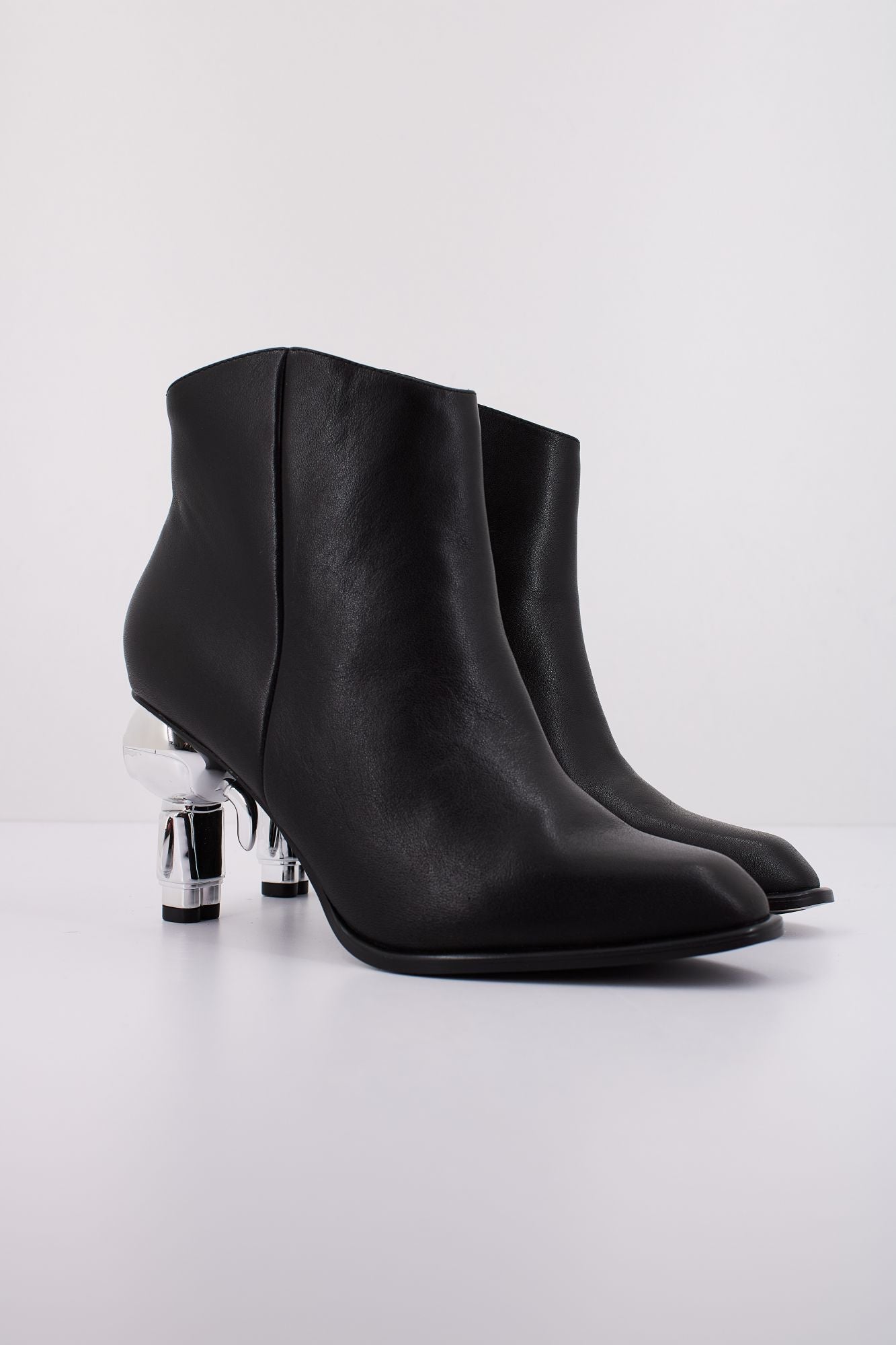 KARL LAGERFELD HEEL SHORT ZIP BOOT en color NEGRO (2)