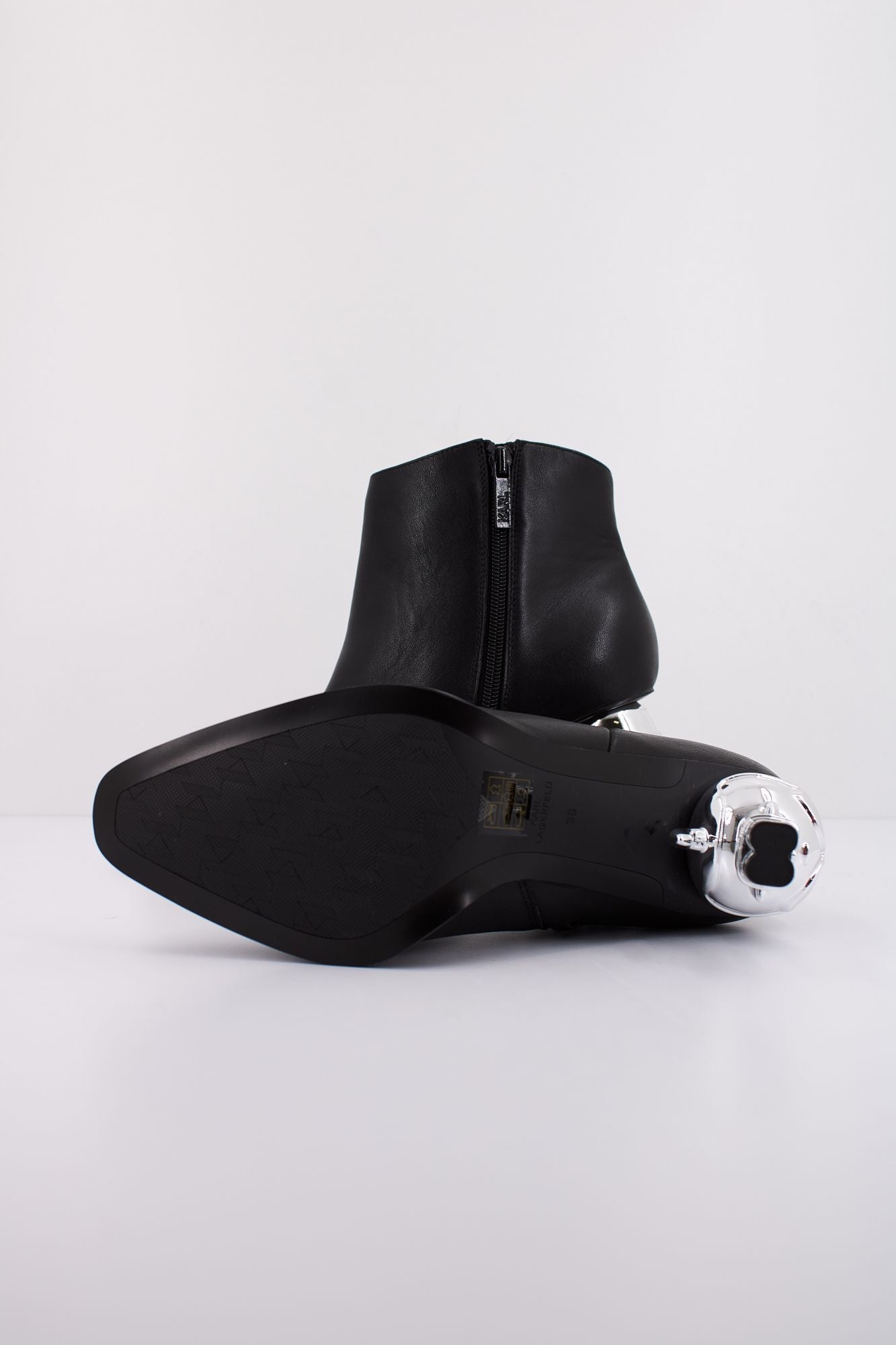 KARL LAGERFELD HEEL SHORT ZIP BOOT en color NEGRO (5)