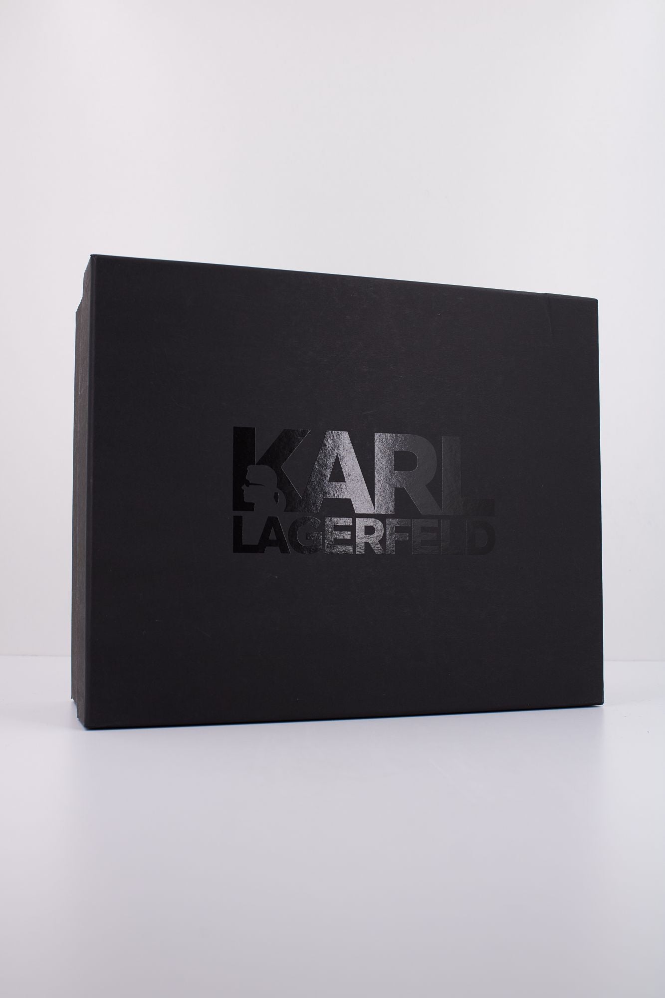 KARL LAGERFELD HEEL SHORT ZIP BOOT en color NEGRO (6)