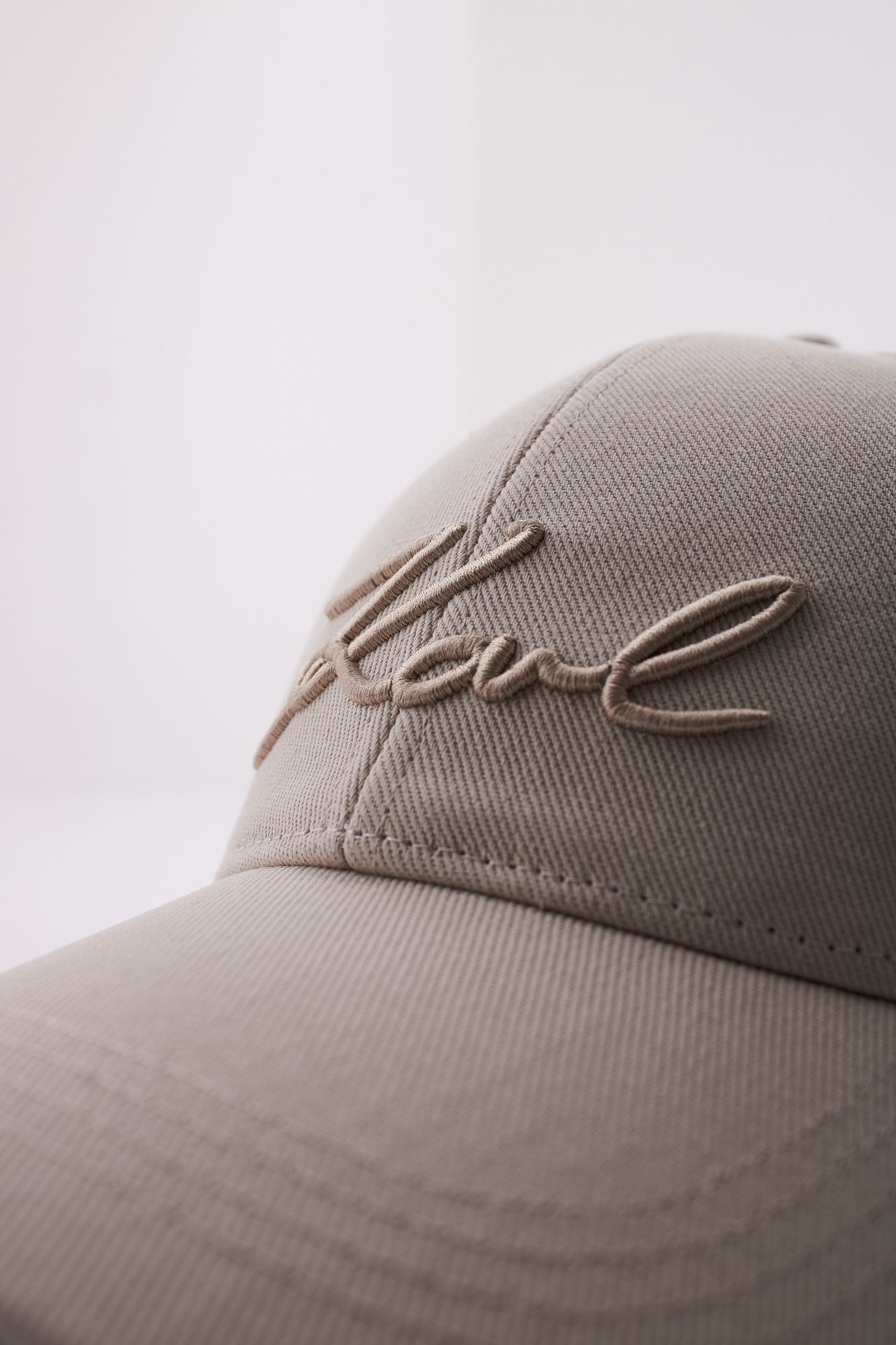 KARL LAGERFELD SIGNATURE CAP en color BEIS (4)