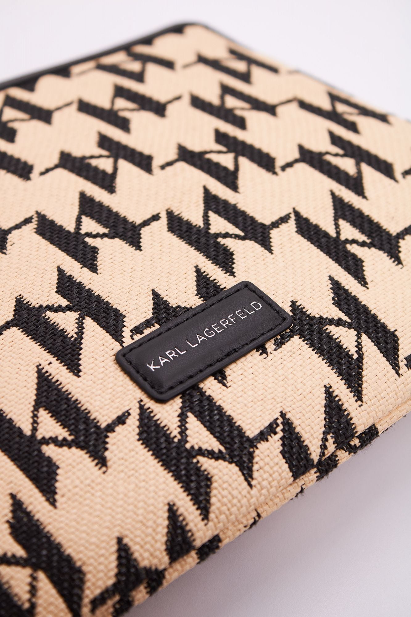 KARL LAGERFELD K ESSENTIAL RAFFIA POUCH M en color BEIS (4)