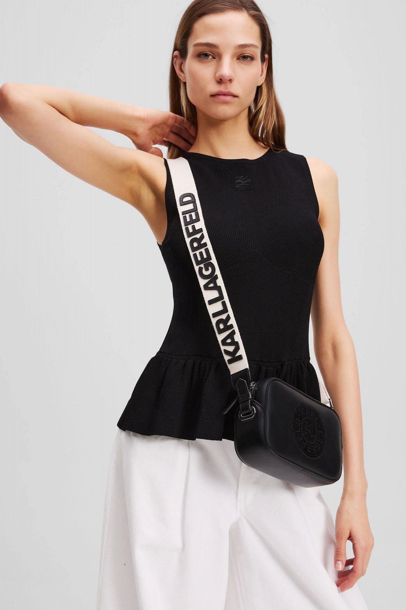 KARL LAGERFELD  K CIRCLE SLIM CAMERA BAG  en color NEGRO (4)