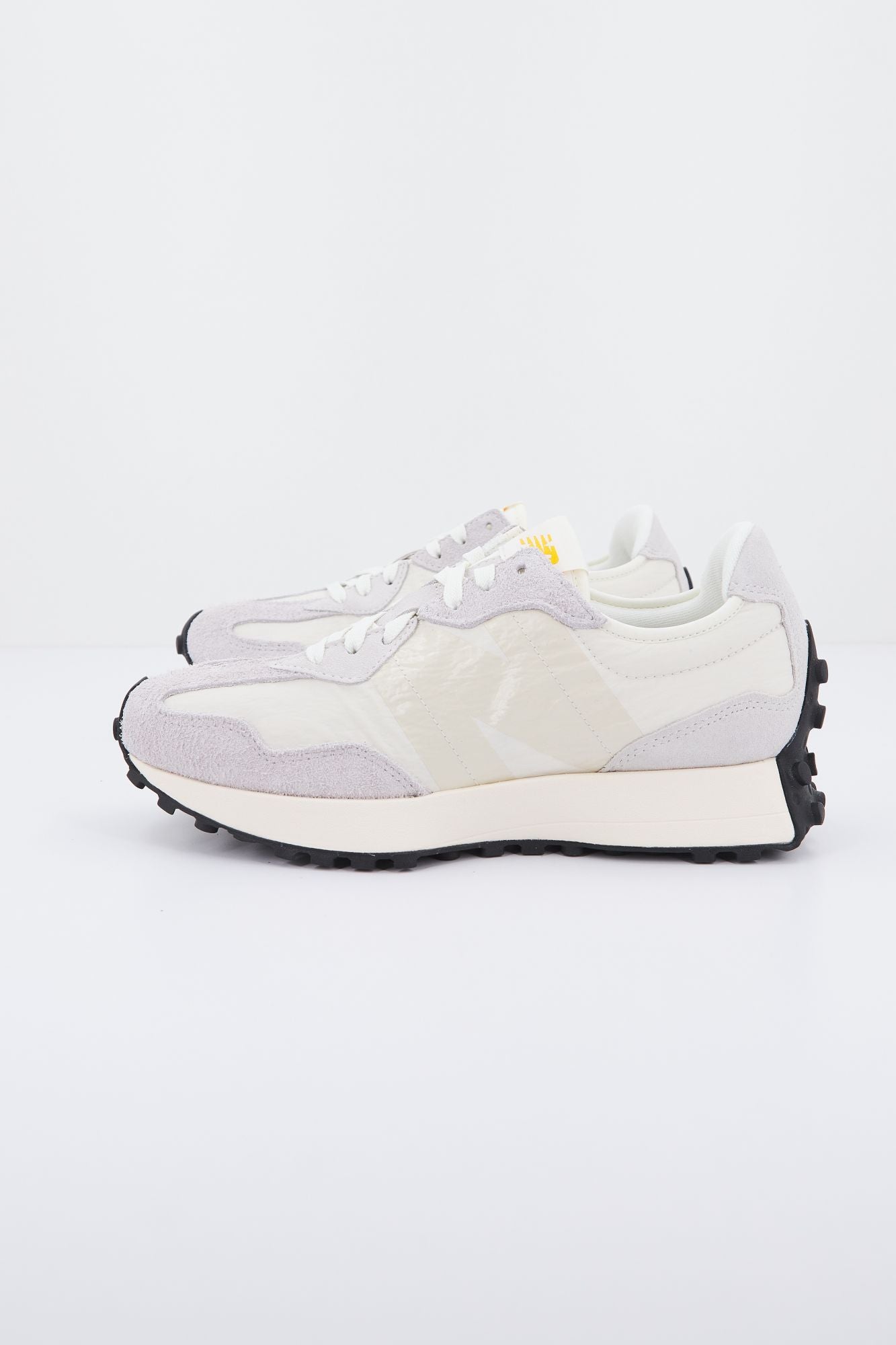 NEW BALANCE MS327 CJ  en color BEIS (1)