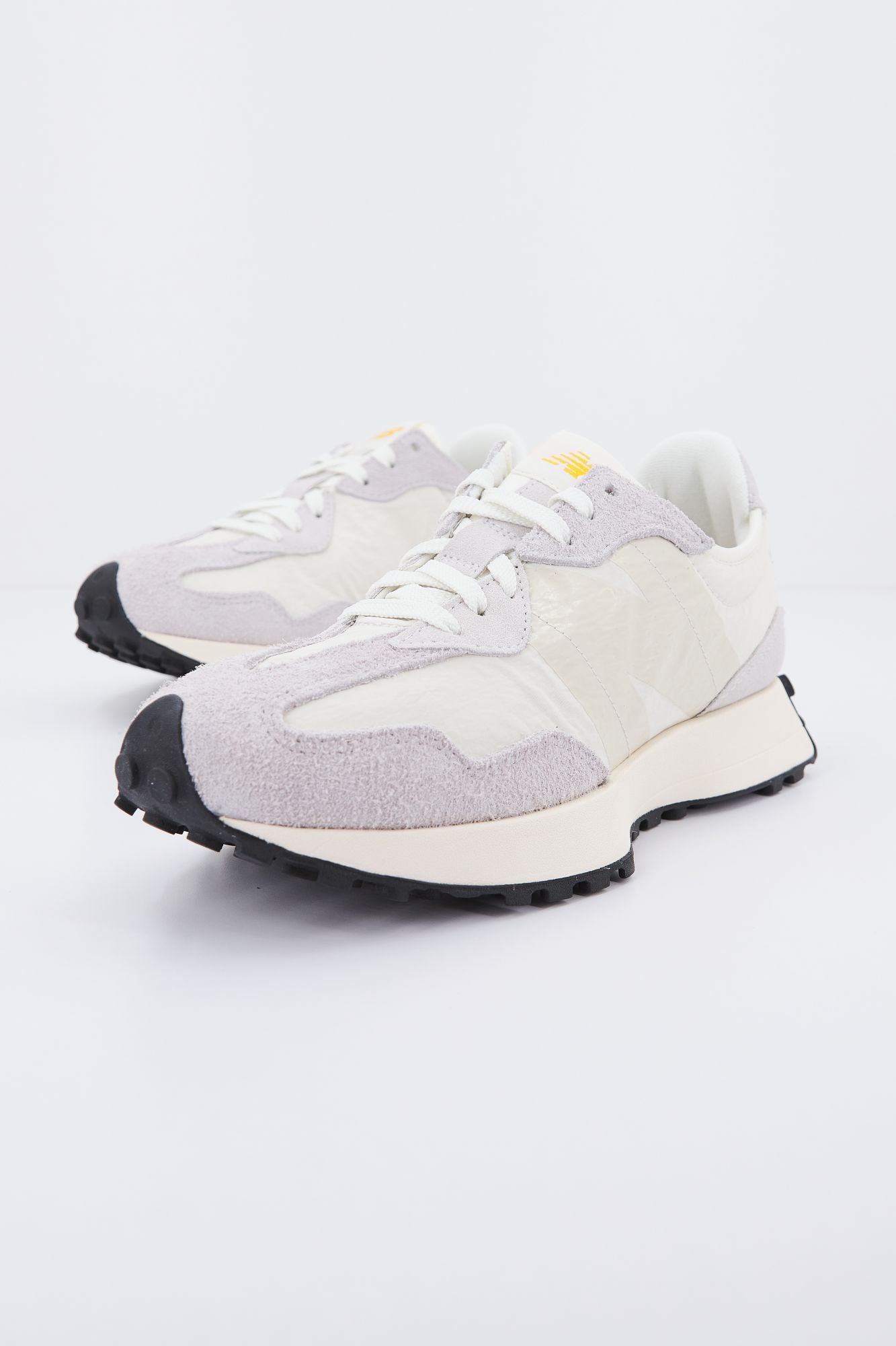 NEW BALANCE MS327 CJ  en color BEIS (2)