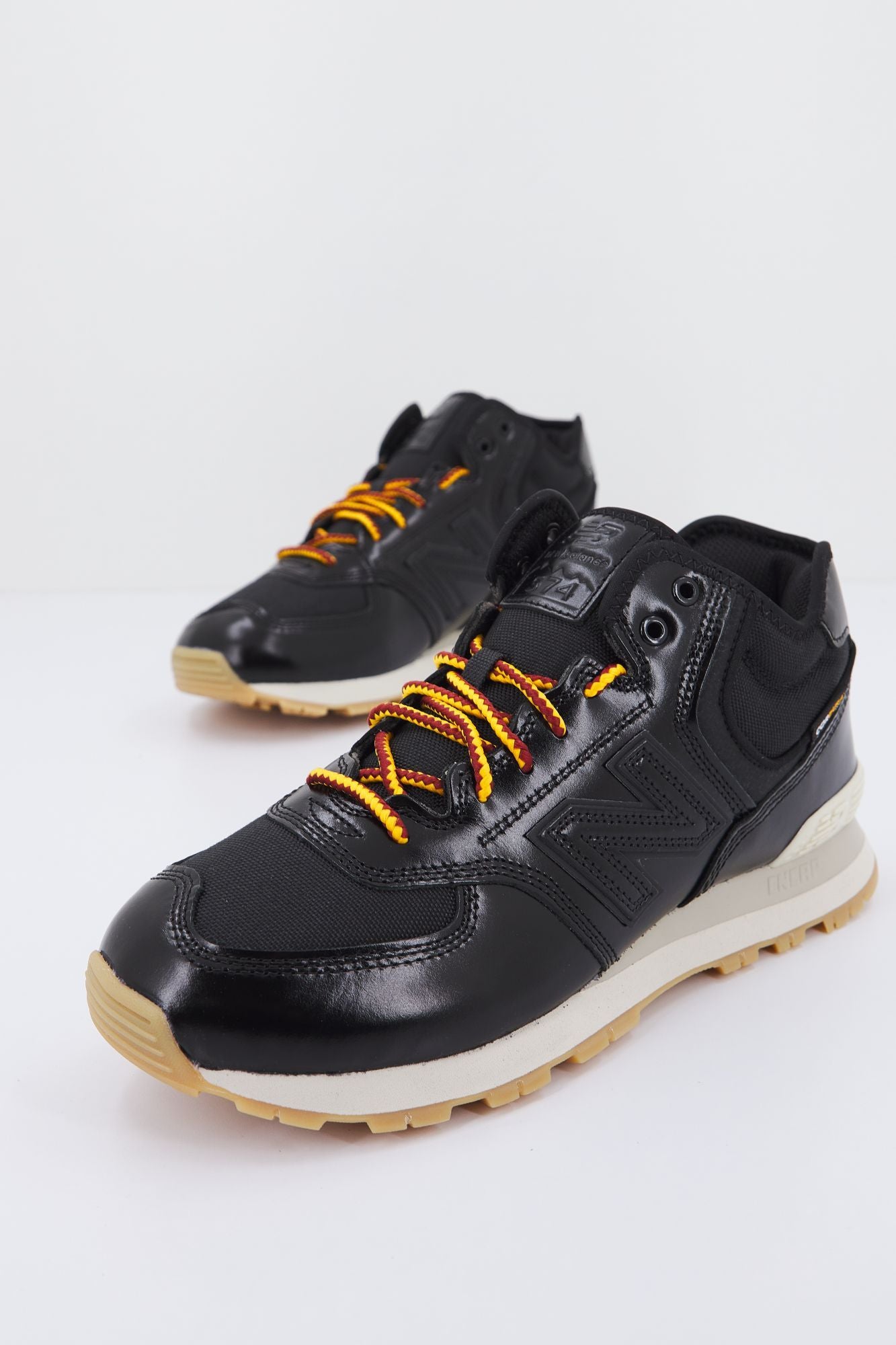 NEW BALANCE U574 HMZ  en color NEGRO (2)