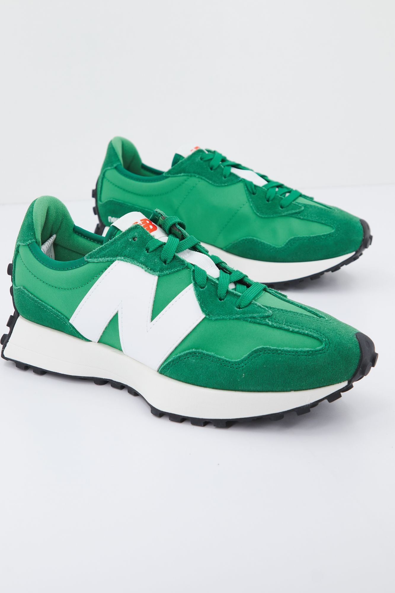 NEW BALANCE U327 EB en color VERDE (1)