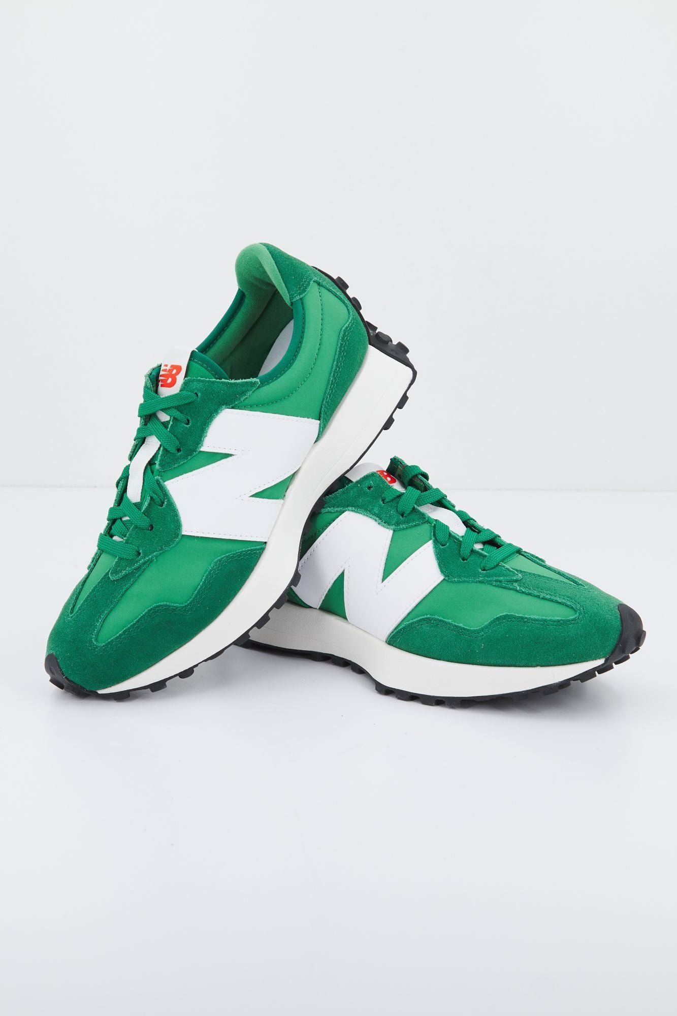NEW BALANCE U327 EB en color VERDE (3)
