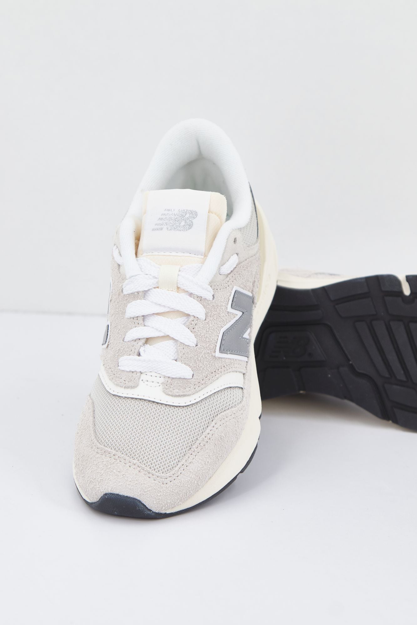 NEW BALANCE U997 RCE  en color BEIS (2)