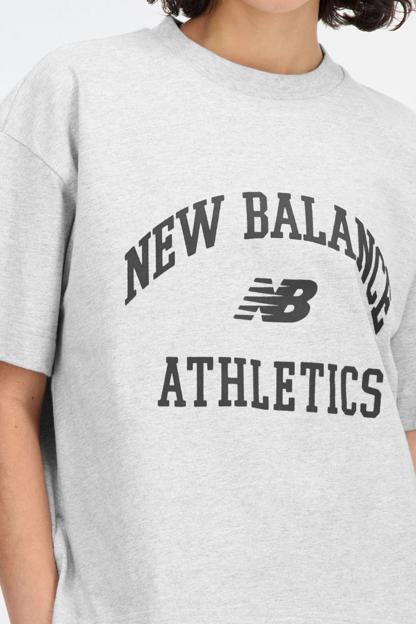 NEW BALANCE  ATHLETICS VARSITY SHIRT en color GRIS (4)
