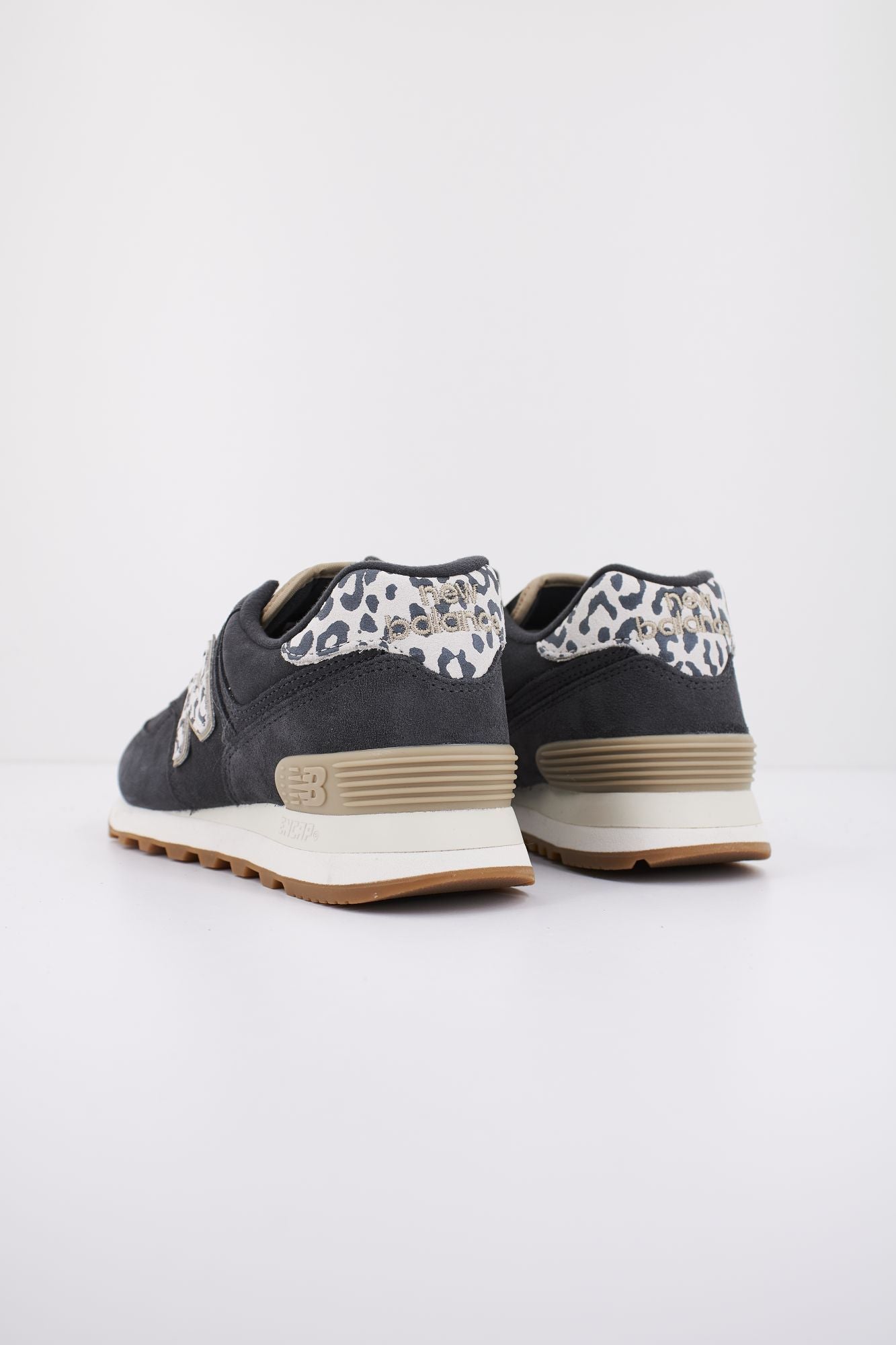 NEW BALANCE WL574 XE2 en color GRIS (3)