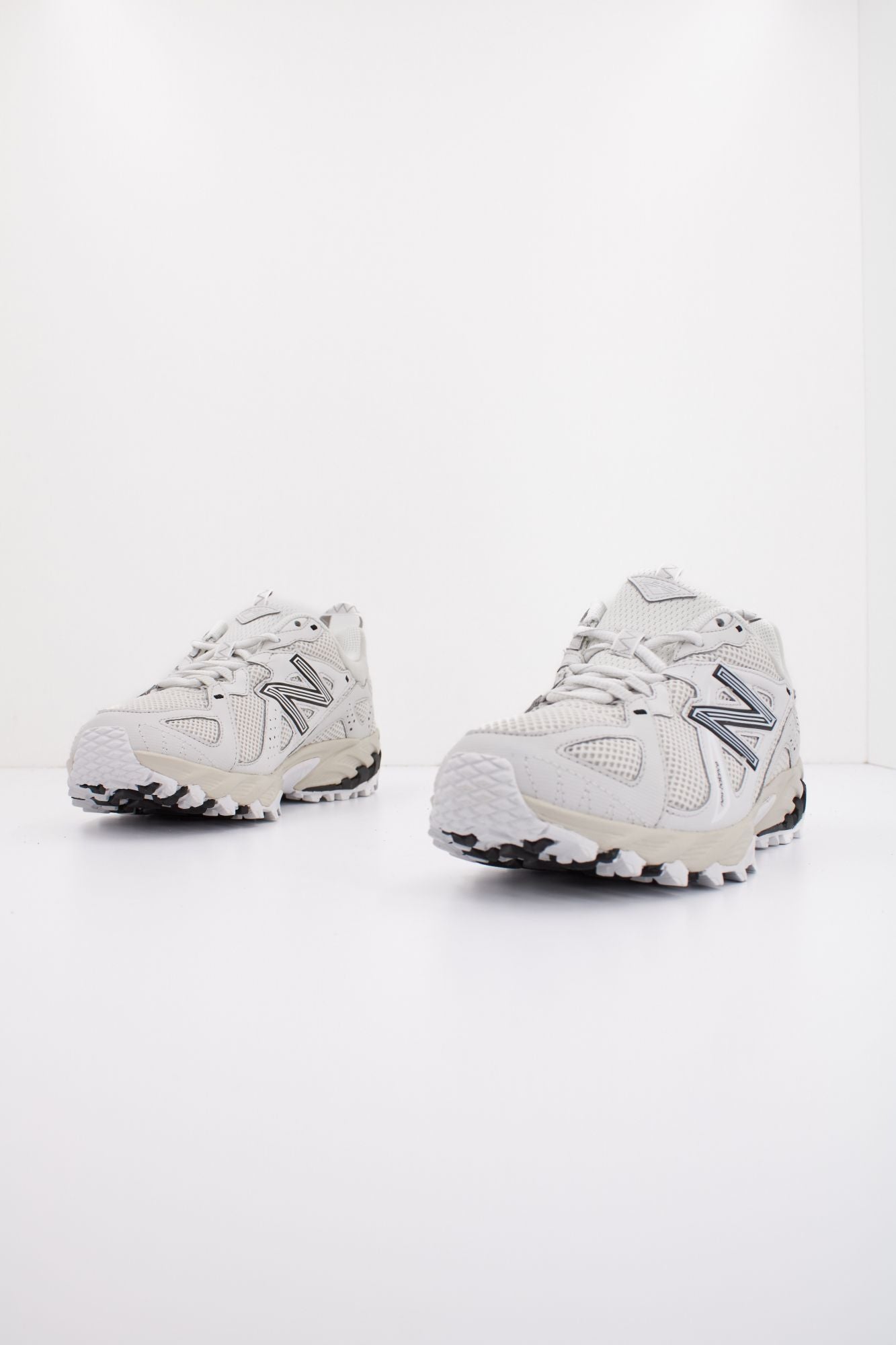 NEW BALANCE ML610 TBA en color BLANCO (2)