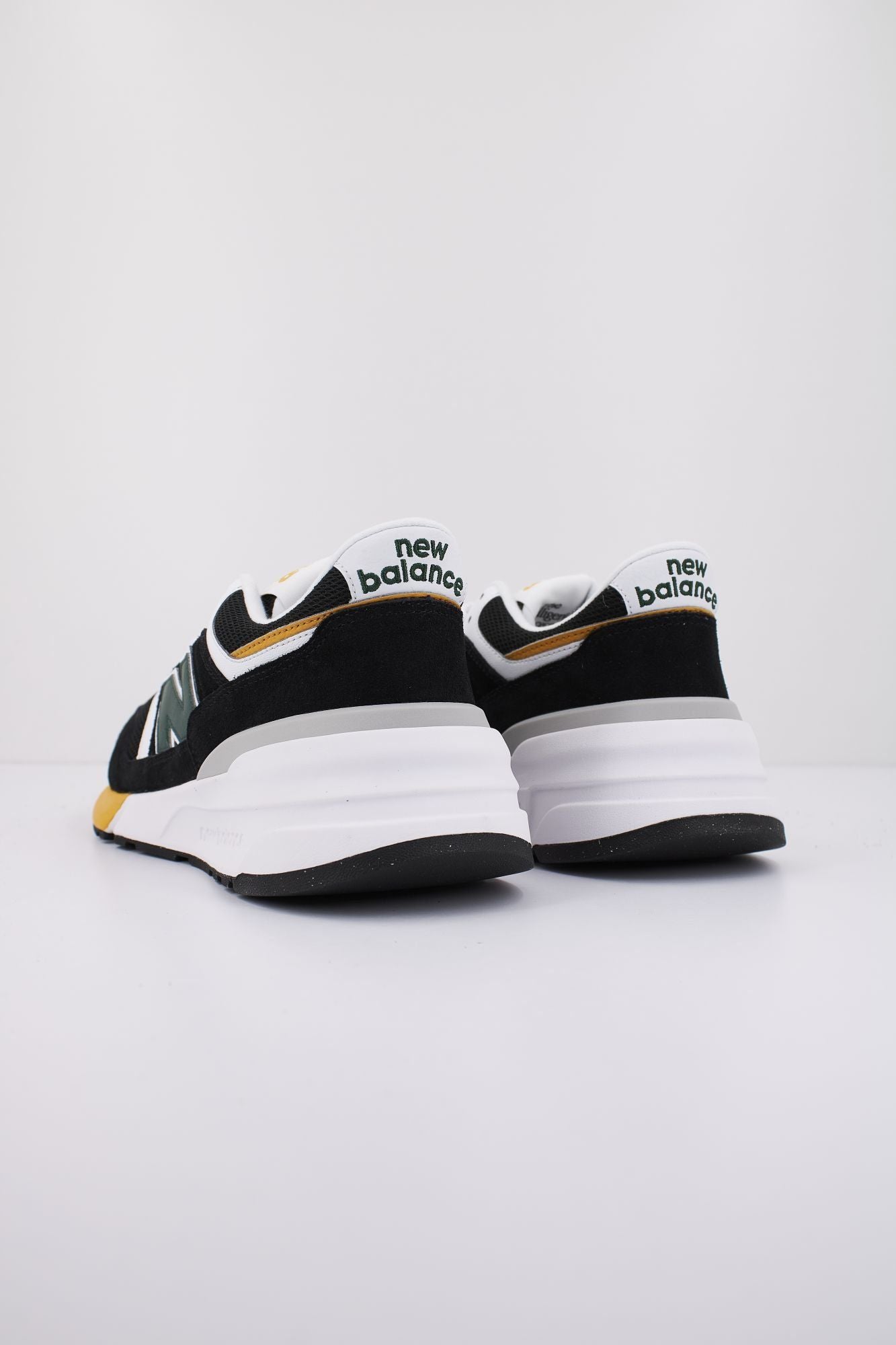 NEW BALANCE U997 REC en color NEGRO (3)