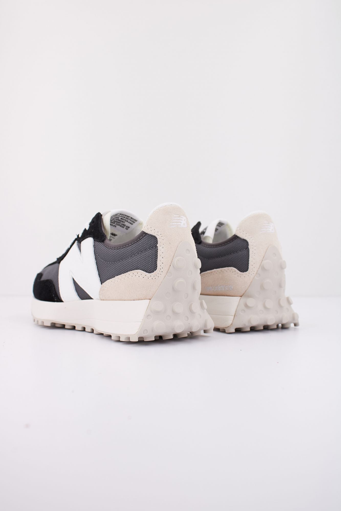 NEW BALANCE U327 FE  en color NEGRO (3)