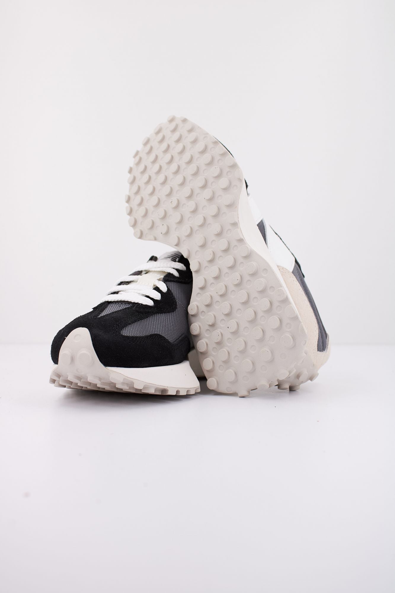 NEW BALANCE U327 FE  en color NEGRO (4)