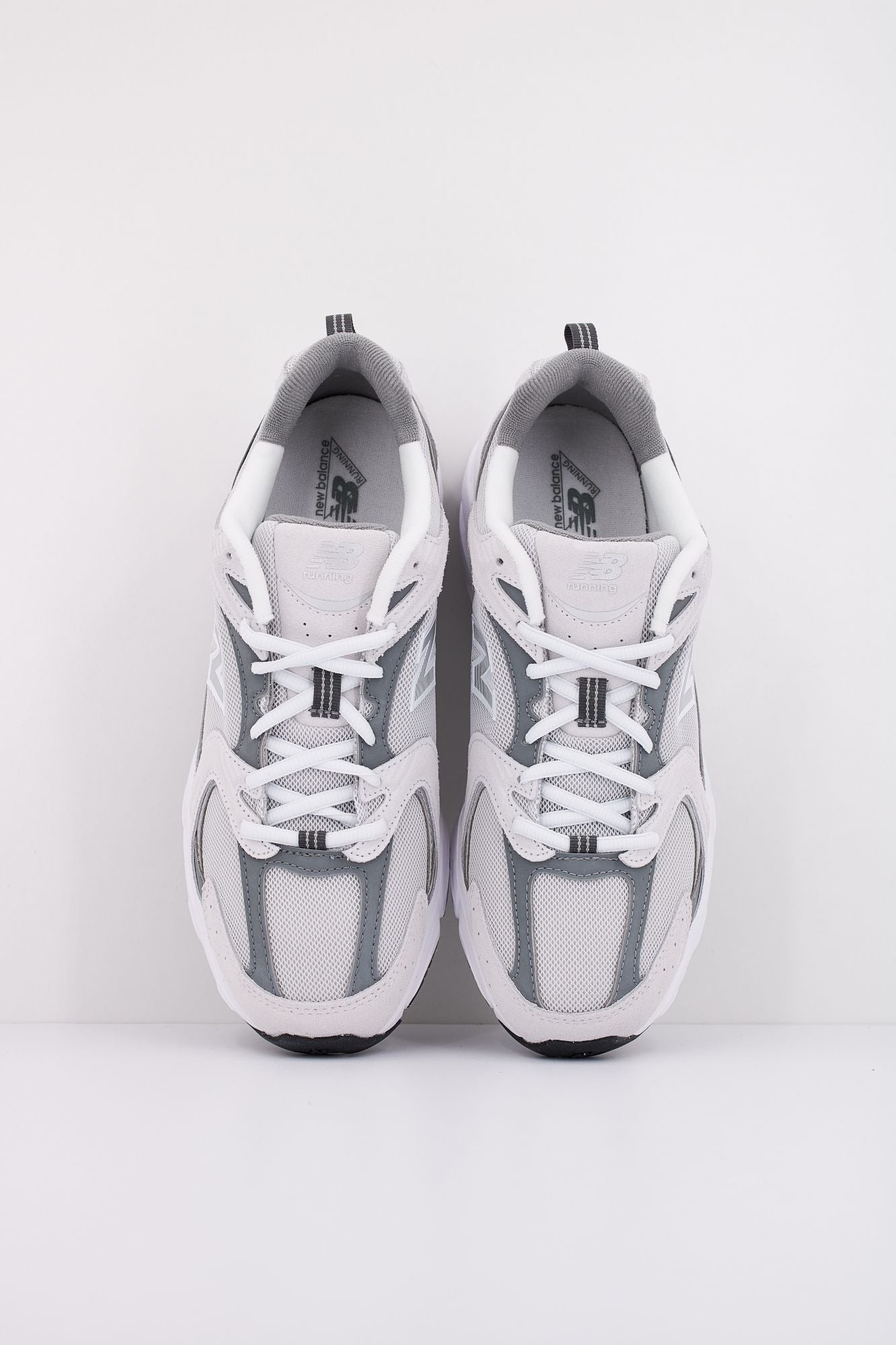 NEW BALANCE MR530 CB en color BLANCO (3)